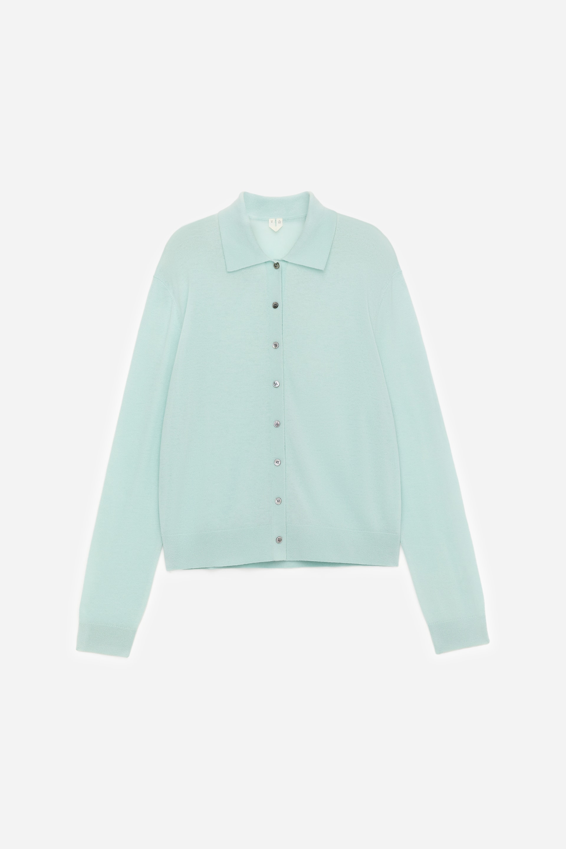 Agrandir l'image: Un cardigan en maille bleu aqua pâle est orienté vers l'avant, avec un col pointu, une fermeture avant complète avec des boutons ronds foncés, des manches longues avec des poignets côtelés et un ourlet côtelé.
