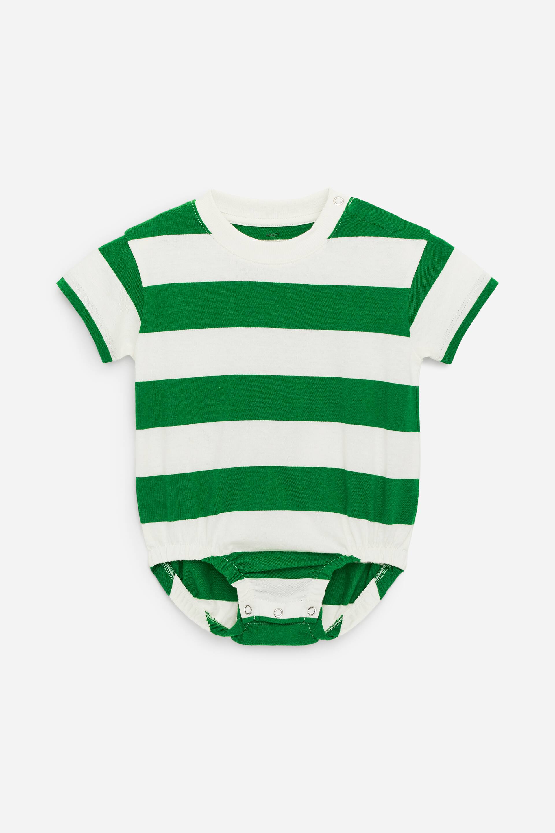 Agrandir l'image: Une barboteuse pour bébé, vue de face, présente des rayures horizontales vertes et blanches, des manches courtes, des ouvertures de jambes élastiquées, et des boutons-pression à l'épaule gauche et à l'entrejambe.