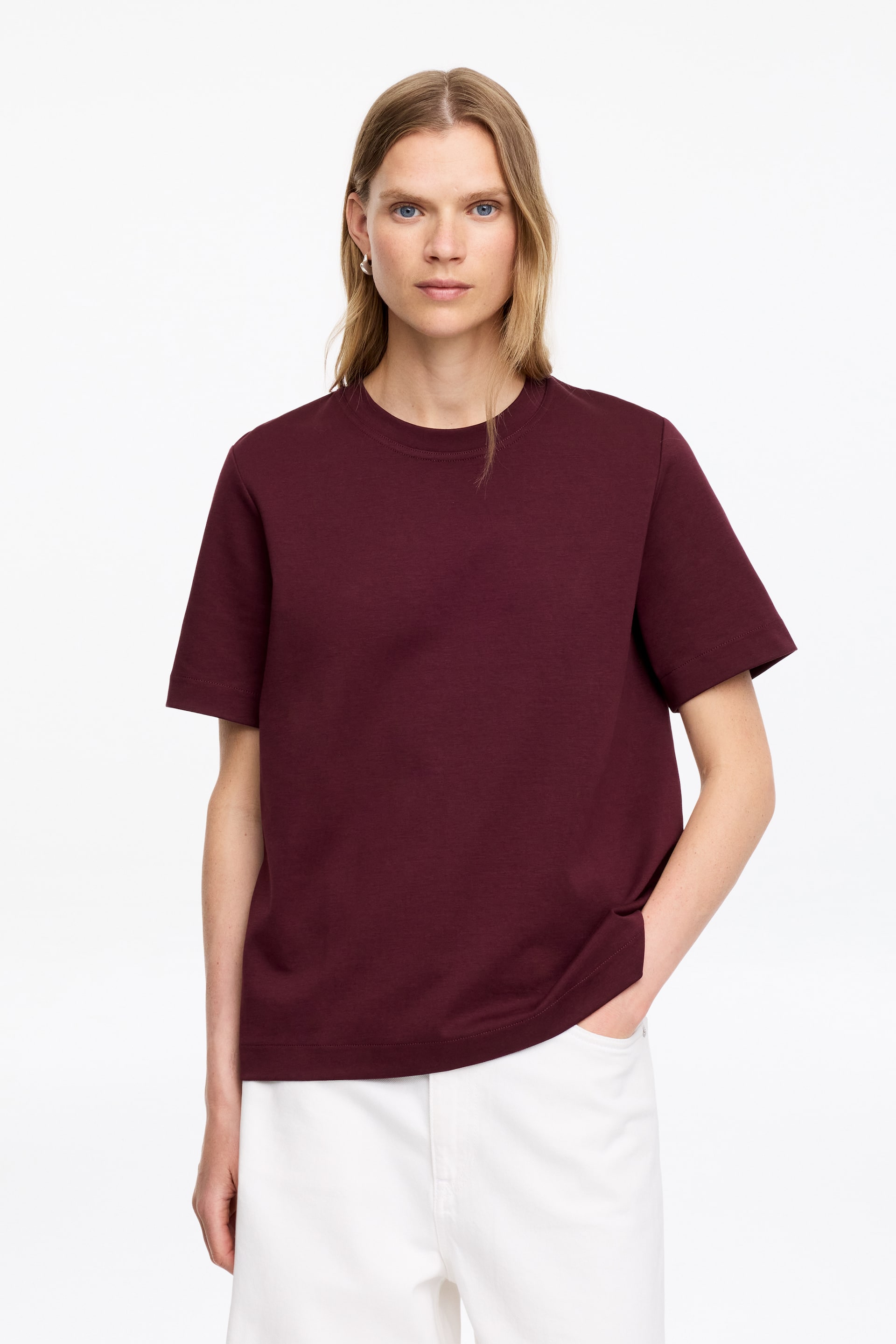 Se større billede: En bordeaux t-shirt med rund hals, korte ærmer og en lige kant. Den præsenterer en afslappet pasform fra en frontvendt vinkel.
