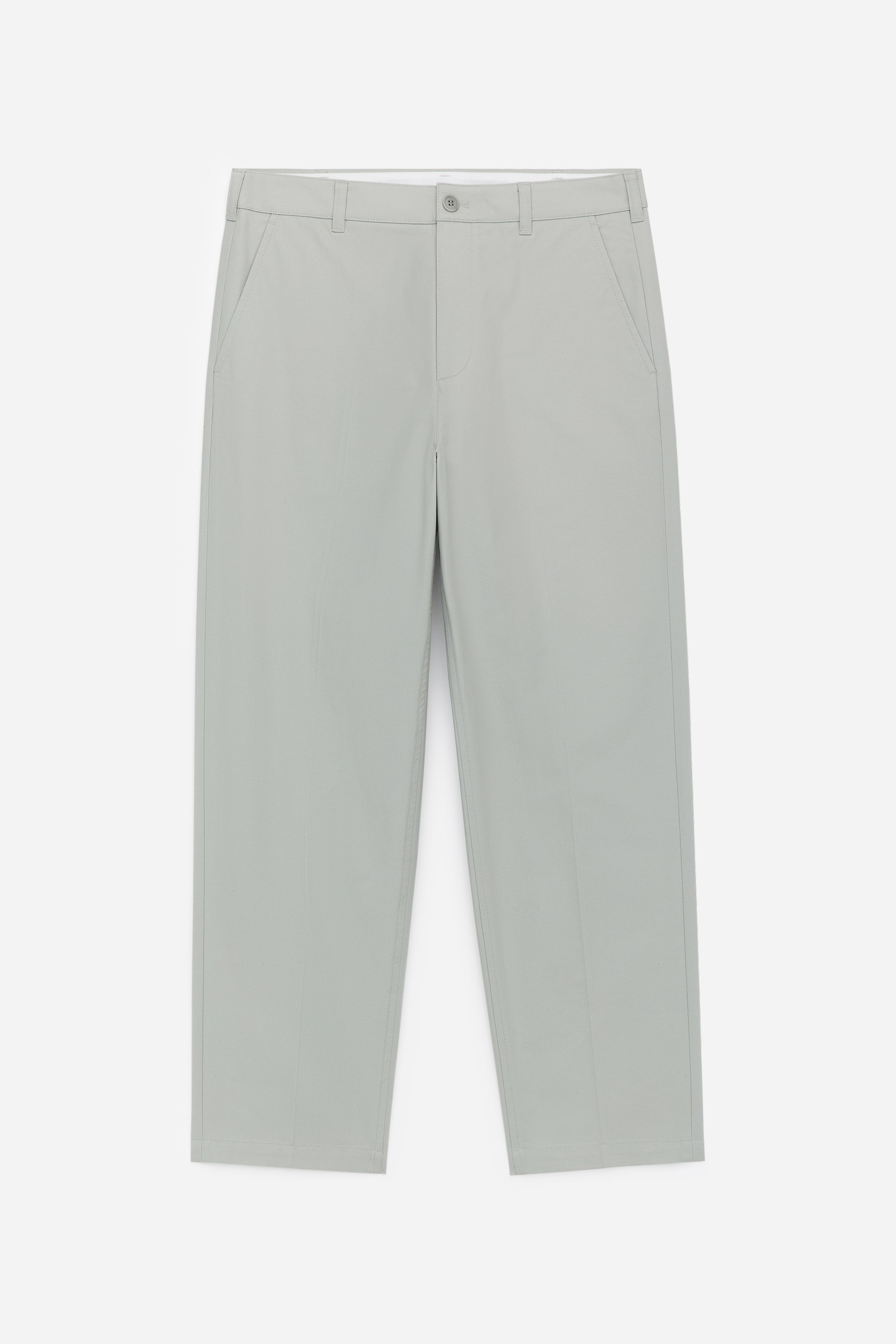 Visualizza l'immagine ingrandita: Pantaloni grigio-verde chiaro rivolti frontalmente, con una fascia in vita dotata di passanti per cintura, una chiusura con bottone singolo e due tasche diagonali a fessura. Sottile pieghe stirate percorrono la parte anteriore dei pantaloni a gamba dritta.