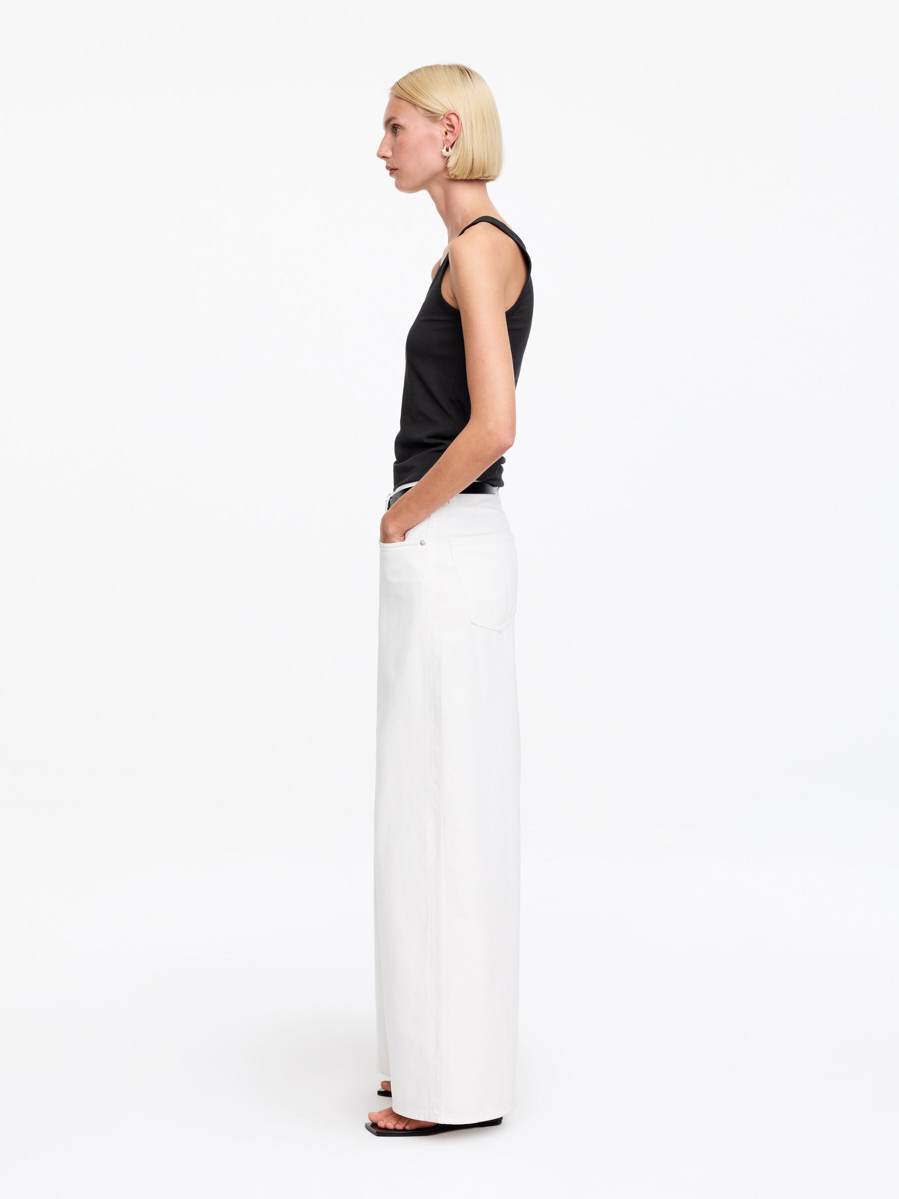 Scoop-Neck Tank Top - Black - Regular fit - Women - StillMedia/Lookbook - 2