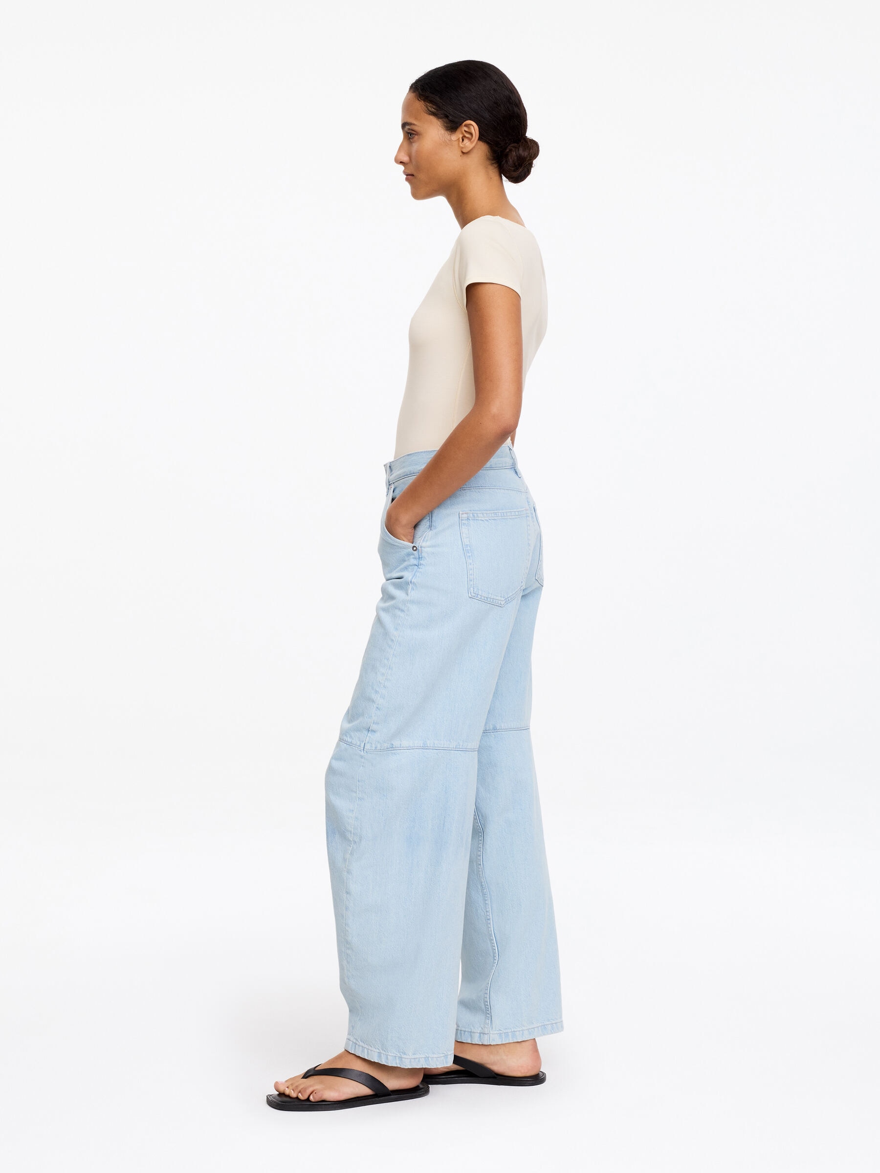 T-shirt z dekoltem w łódkę - Złamana biel - Wąski fason - Women - StillMedia/Lookbook - 1