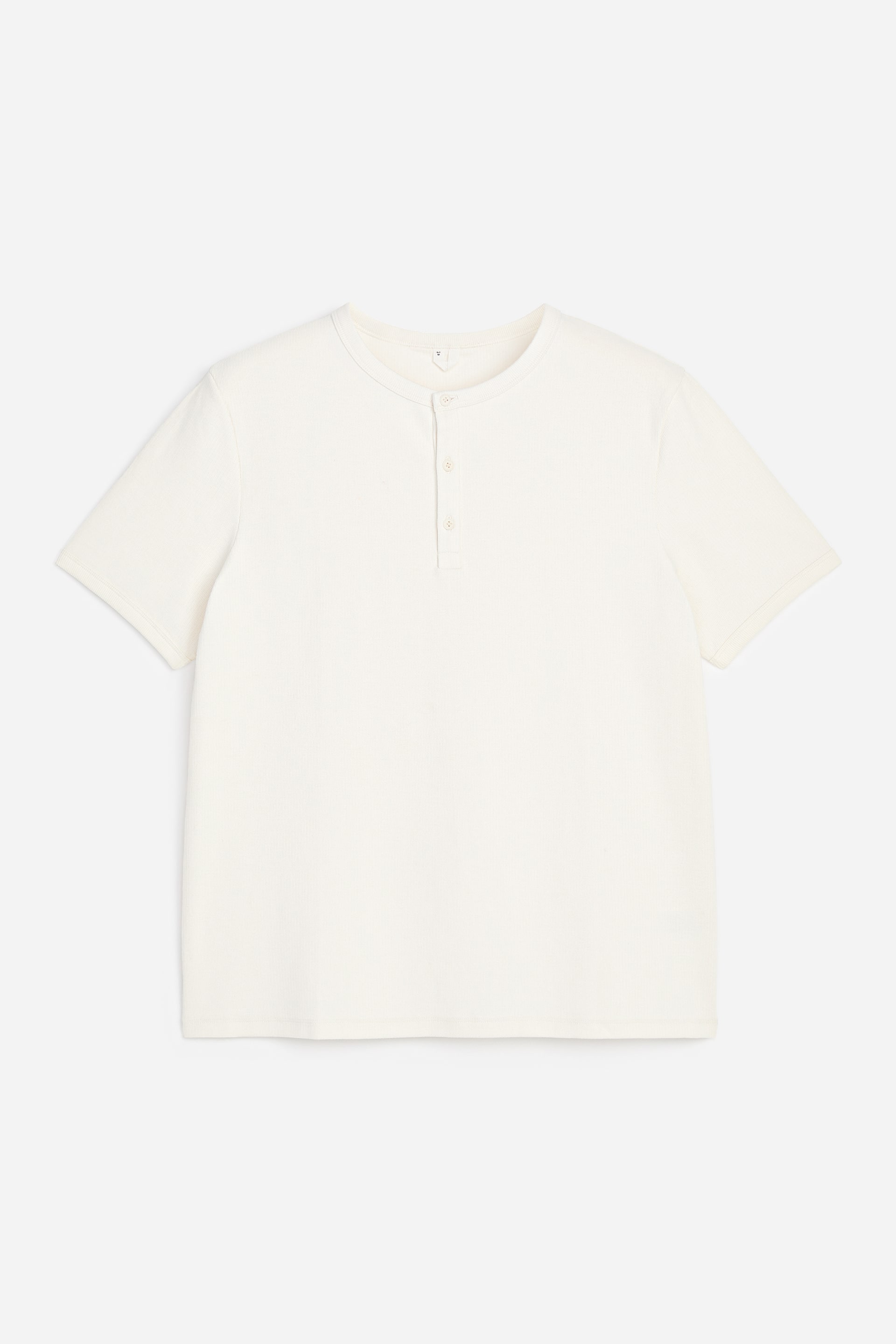 Agrandir l'image: T-shirt Henley à manches courtes en blanc cassé, présenté à plat avec le devant visible. Il est doté d'un col rond côtelé et d'une patte de boutonnage à trois boutons, mettant en valeur une texture côtelée verticale subtile à travers le tissu.