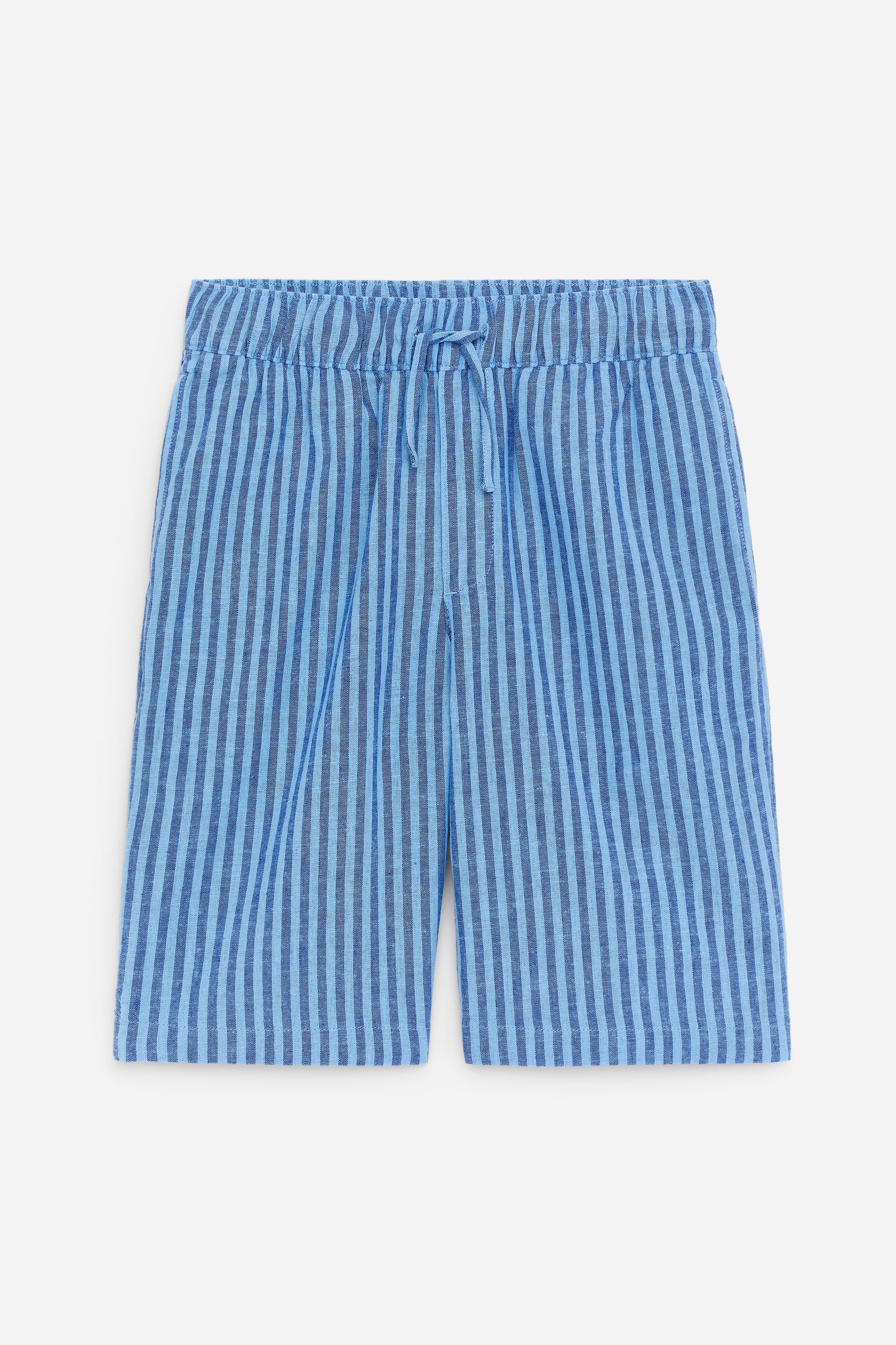 Größeres Bild ansehen: Leinenshorts zeigen ein blaues vertikales Streifenmuster, mit einem elastischen Kordelzugbund und einem falschen Hosenschlitz vorne.