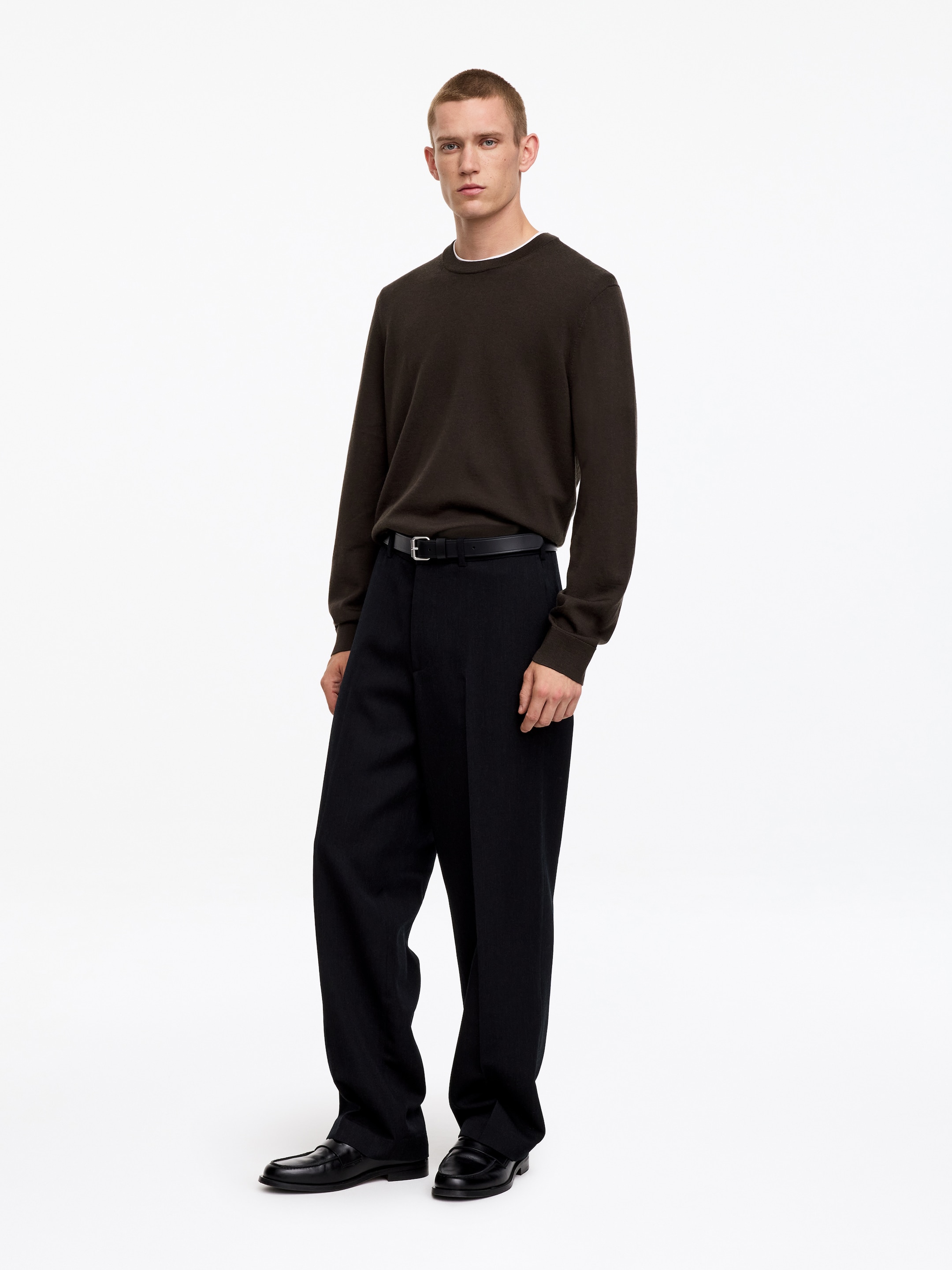 Finstickad tröja i merinoull - Mörkbrun - Regular fit - Men - StillMedia/Lookbook - 15