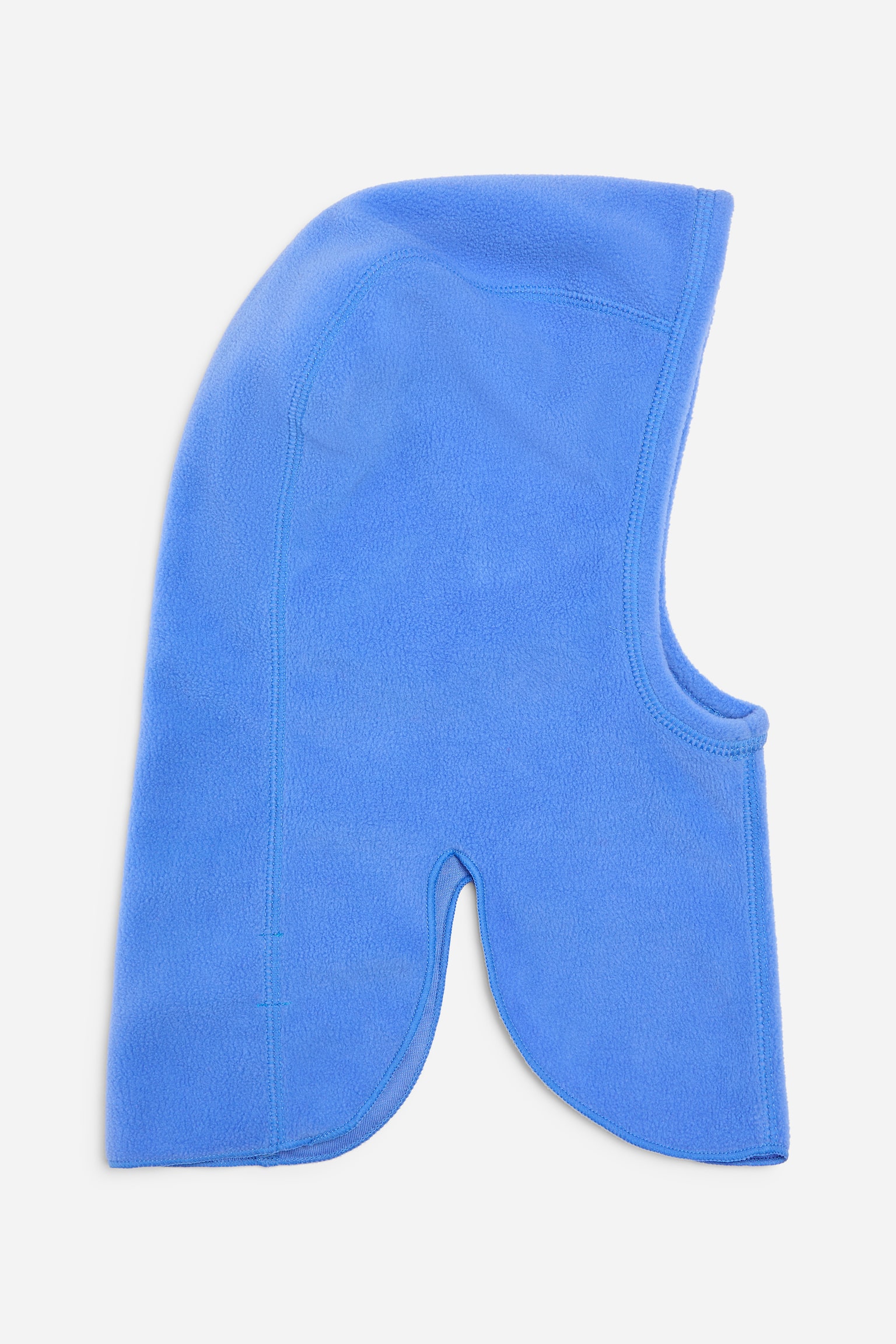 Se muestra una capucha de forro polar azul brillante en vista lateral, con pespuntes flatlock visibles a lo largo de las costuras y una abertura facial curvada. El bajo estÃ¡ diseÃ±ado con altas aberturas laterales, creando paneles redondeados en la parte delantera y trasera.