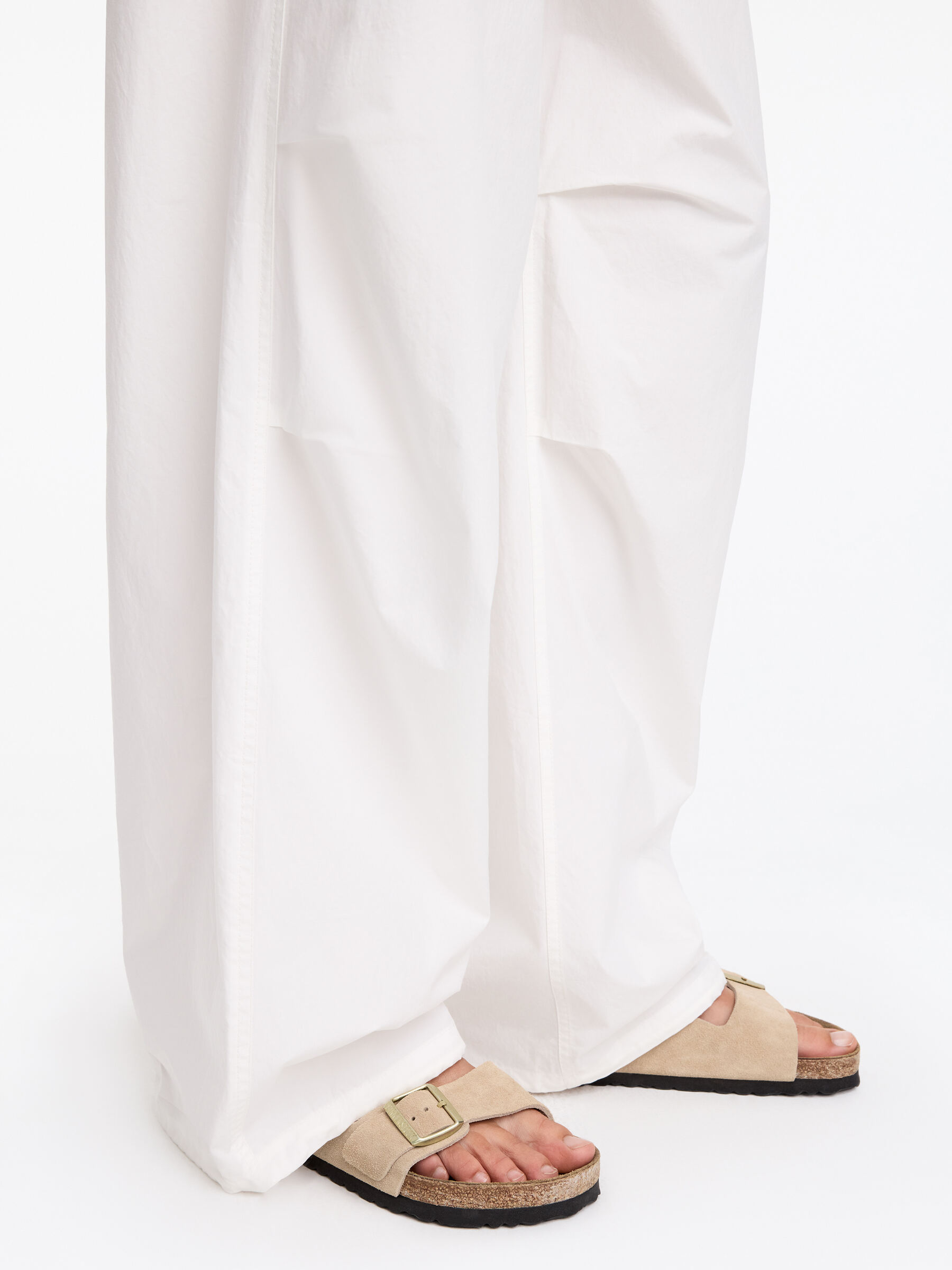 Sandales en cuir suédé Birkenstock Arizona - Taupe clair - Femme - StillMedia/Lookbook - 14