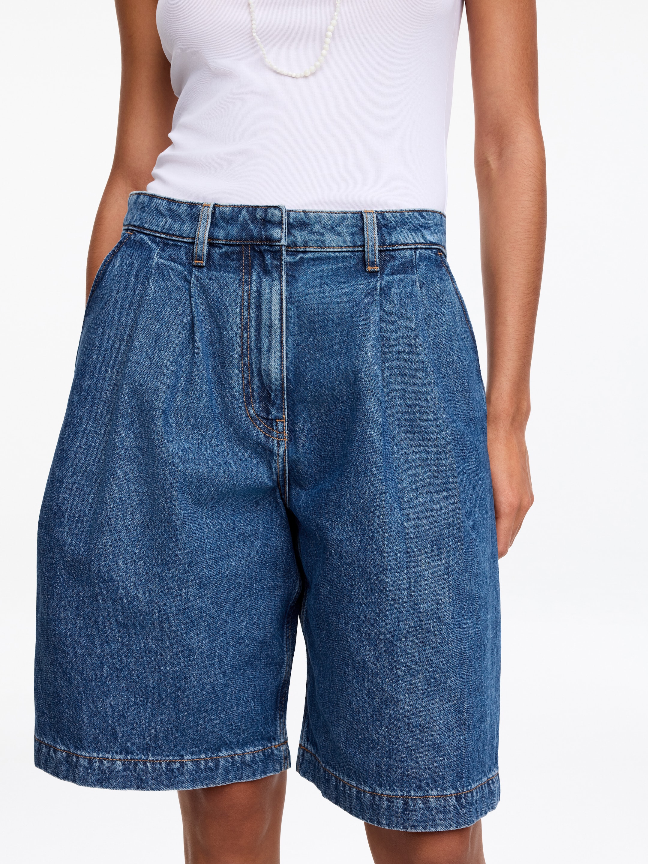 Pleated Denim Shorts - Mid Blue - Relaxed fit - Women - StillMedia/Lookbook - 10