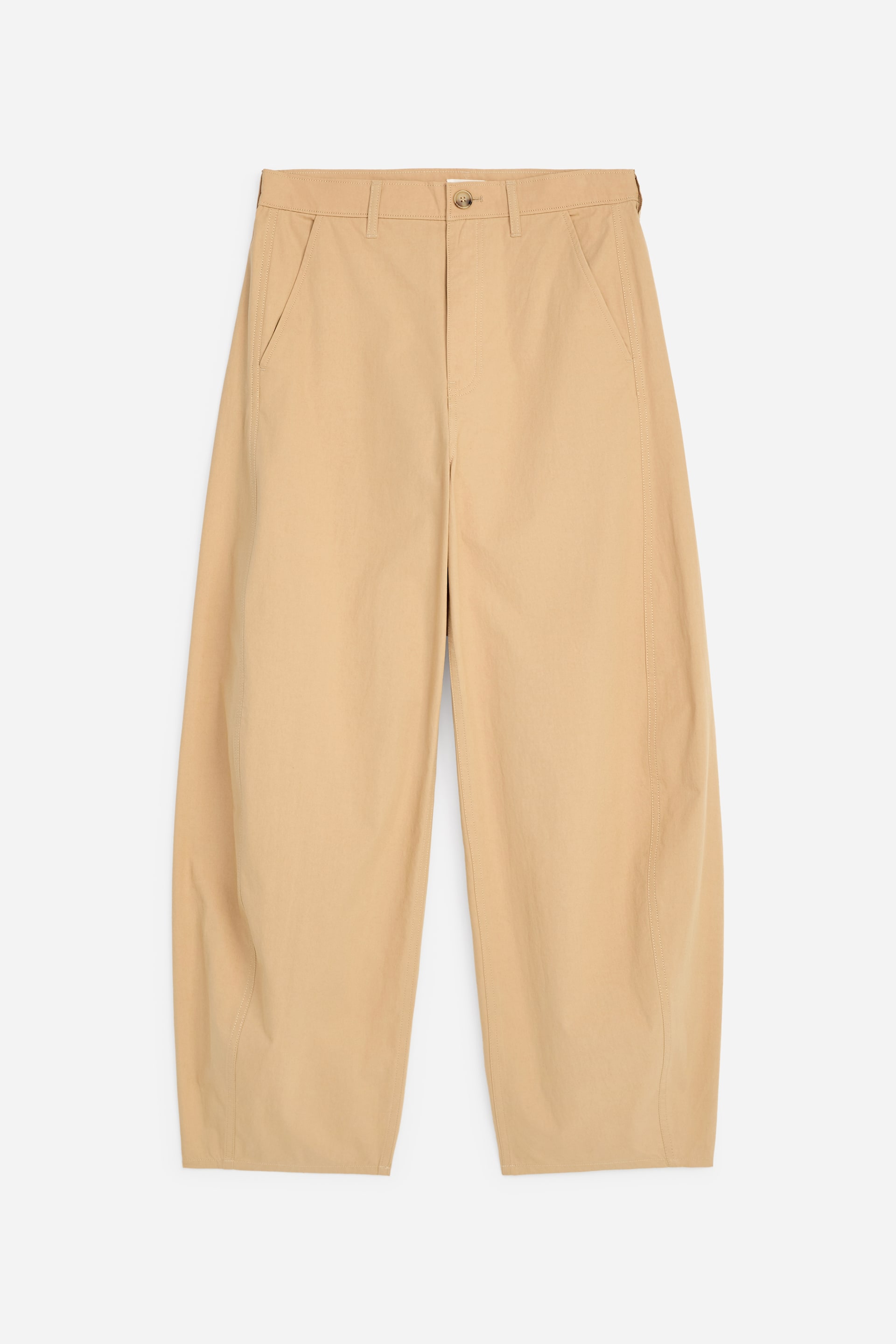 Grotere afbeelding bekijken: Lichte katoenen broek wordt aan de voorkant getoond, met een middelhoge taille en tonvormige pijpen in een beige kleur. Ze zijn ontworpen met schuine zijzakken en een ritssluiting met knoop.