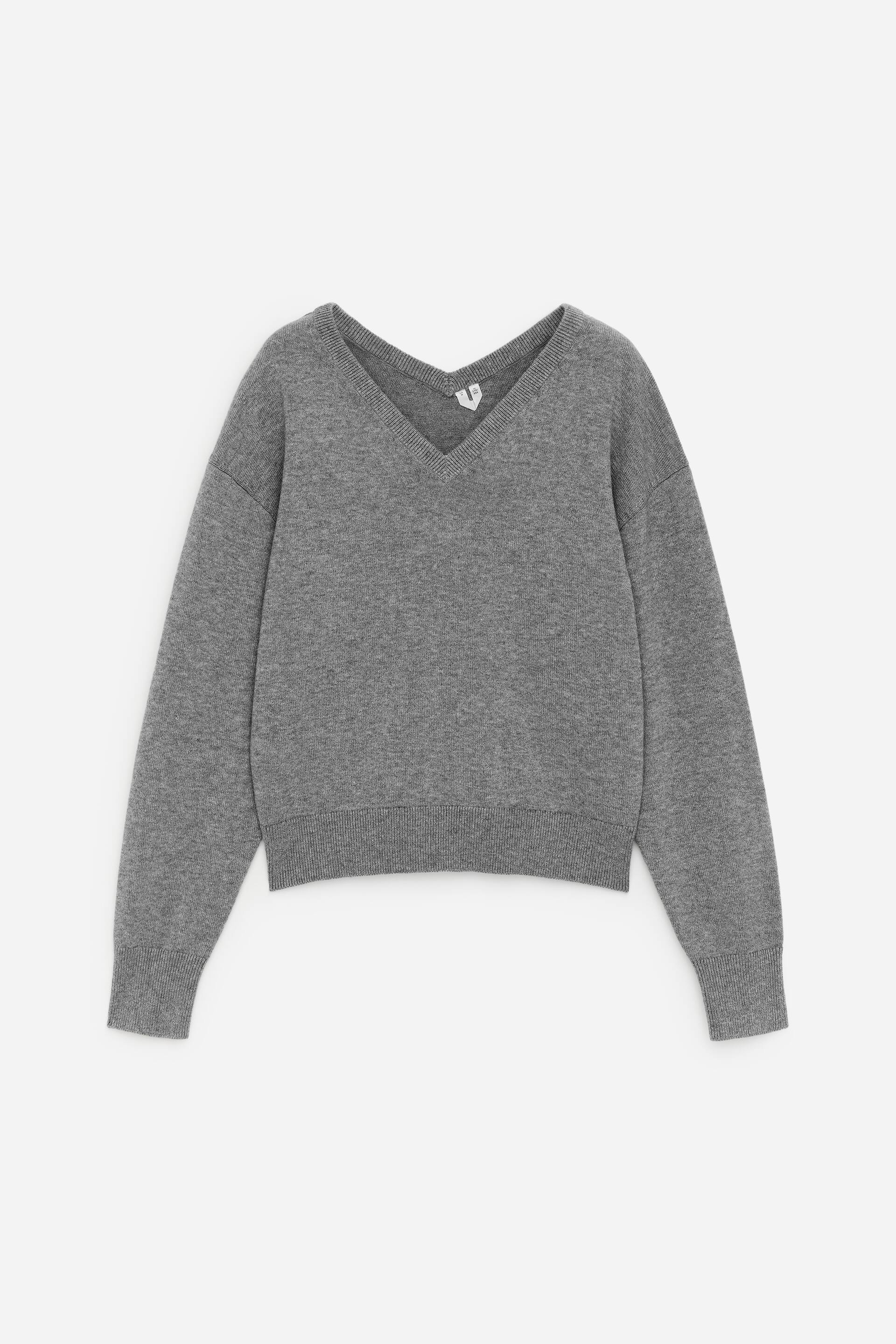 Vezi imaginea mai mare: Puloverul cu decolteu în V din bumbac-lână este prezentat din față, având un material tricotat gri, un decolteu în V cu margini ribate, mâneci lungi cu umeri căzuți și manșete și tiv ribate.
