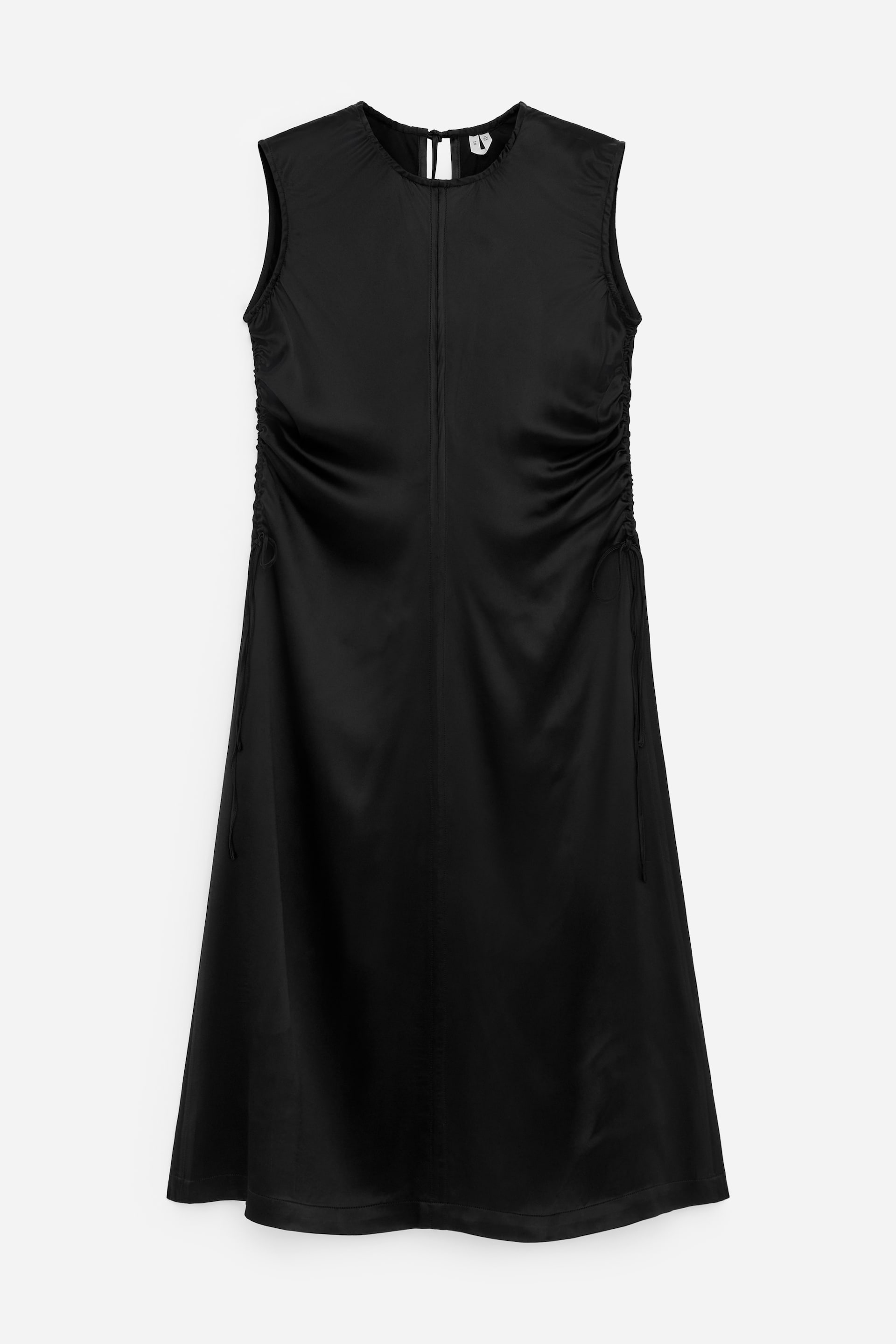 Agrandir l'image: Une robe noire sans manches à l'aspect satiné se présente de FACE, avec un col rond et une couture verticale centrale. Des détails froncés avec cordons de serrage rassemblent le tissu le long des coutures latérales, s'étendant de l'emmanchure à la hanche où la jupe s'évase doucement.