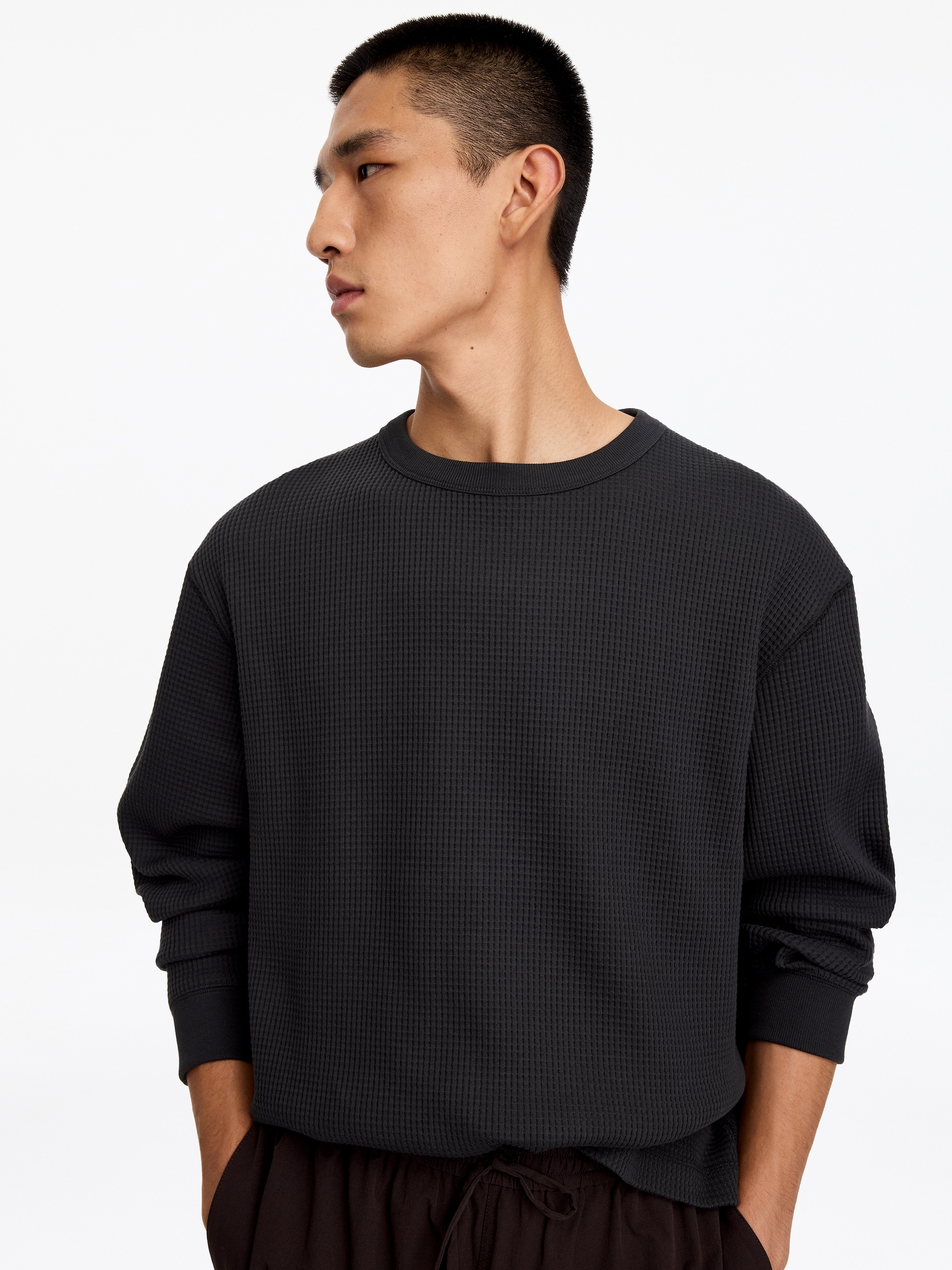 ARKET ACTIVE Oberteil mit Waffelstruktur - Mattschwarz - Regular Fit - men - StillMedia/Lookbook - 3