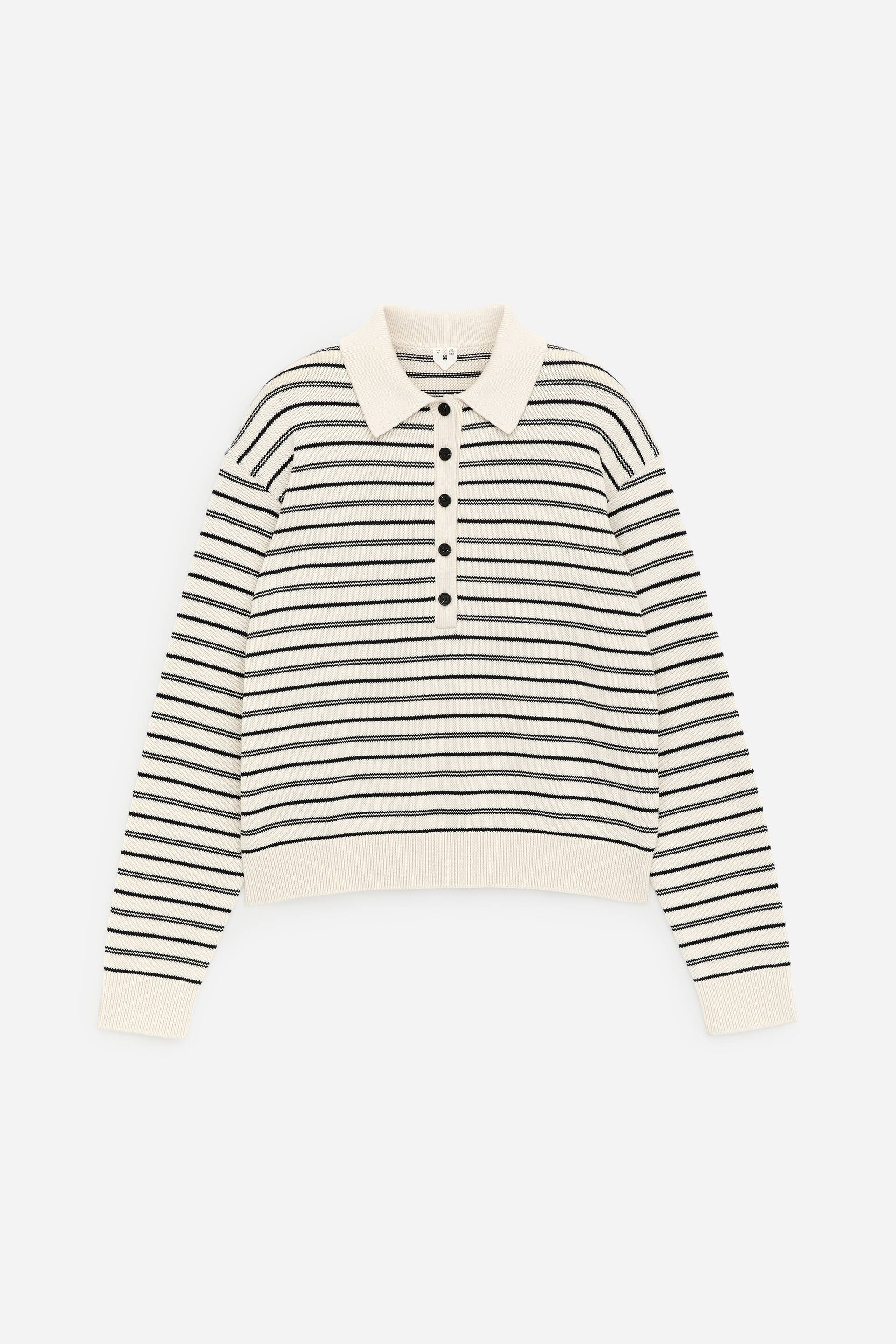 Größeres Bild anzeigen: Ein creme- und schwarzgestreifter Pullover zeigt seine Vorderansicht und verfügt über einen Polokragen sowie eine Fünf-Knopf-Leiste. Er ist mit langen Ärmeln, gerippten Bündchen und einem gerippten Saum gestaltet.