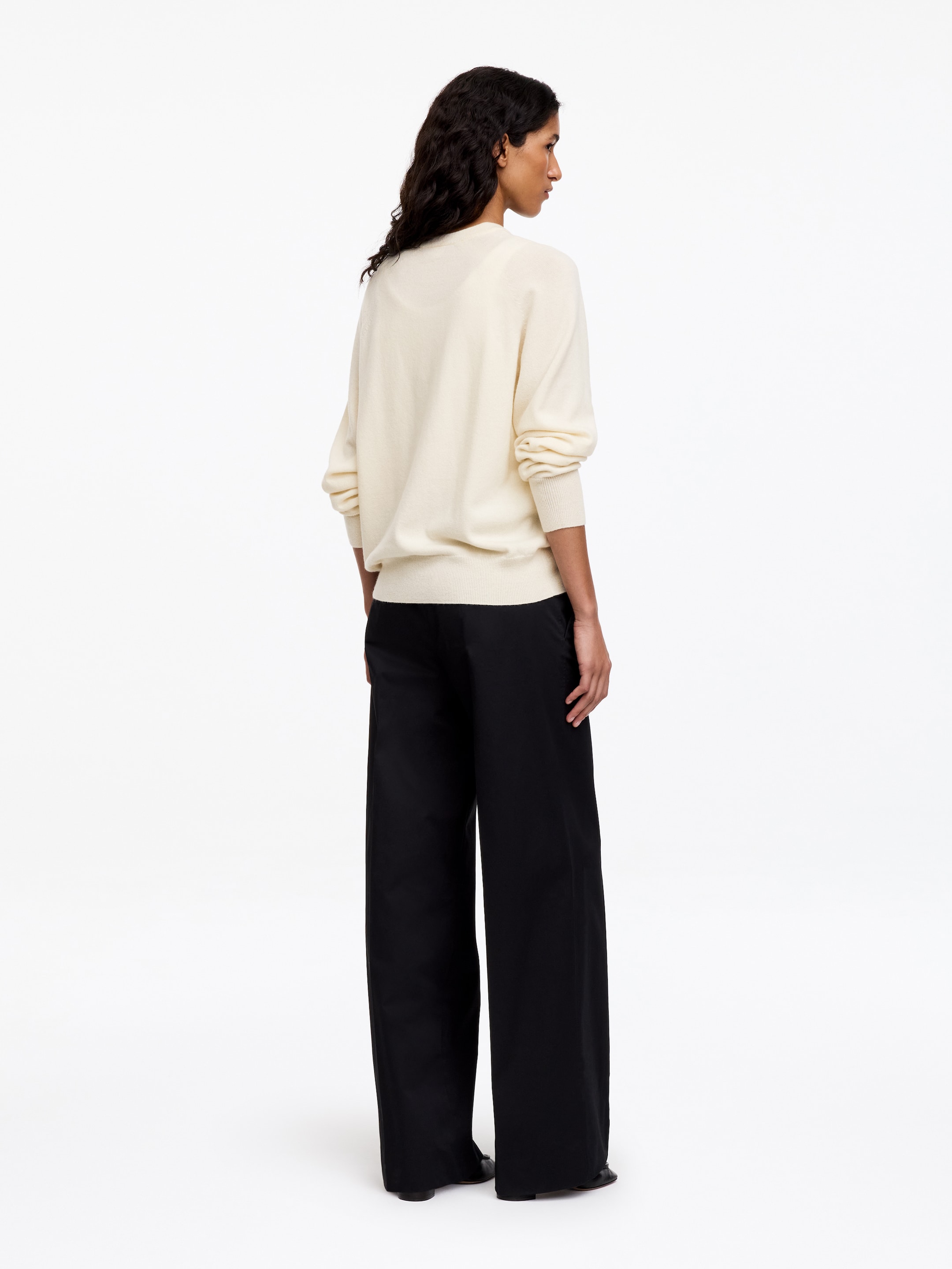 Maglione rilassato con scollo a V in cashmere - Bianco sporco - Loose fit - women - StillMedia/Lookbook - 2