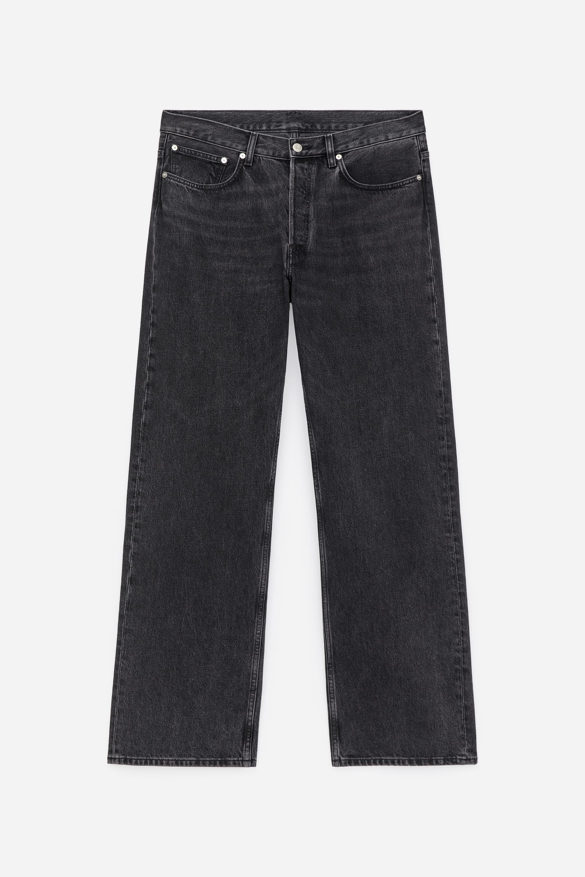 Größeres Bild ansehen: Ein Paar dunkelgraue Wasch-Denim-Jeans wird als VORDERSEITE präsentiert, mit einer mittelhohen Taille, einer regulären Passform und ausgestellten Beinen. Ein Knopfverschluss und silberfarbene Nieten an den Vordertaschen sind sichtbar.