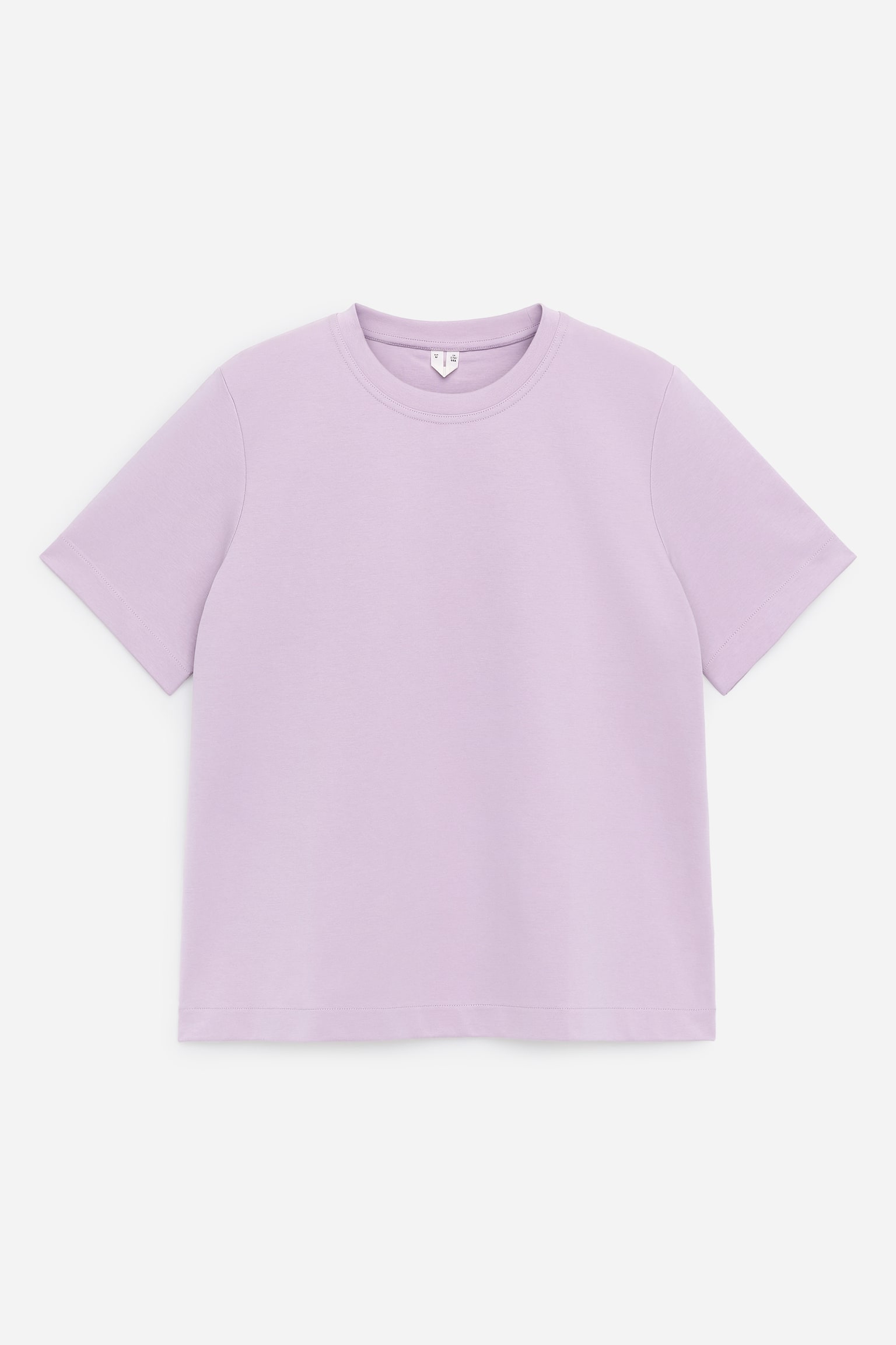 Ein lavendelfarbenes T-Shirt wird frontseitig liegend flach präsentiert, mit einem klassischen Rundhalsausschnitt, kurzen und sauber gesäumten Ärmeln, einem geraden Saum und einer glatten, gleichmäßigen Stoffstruktur.