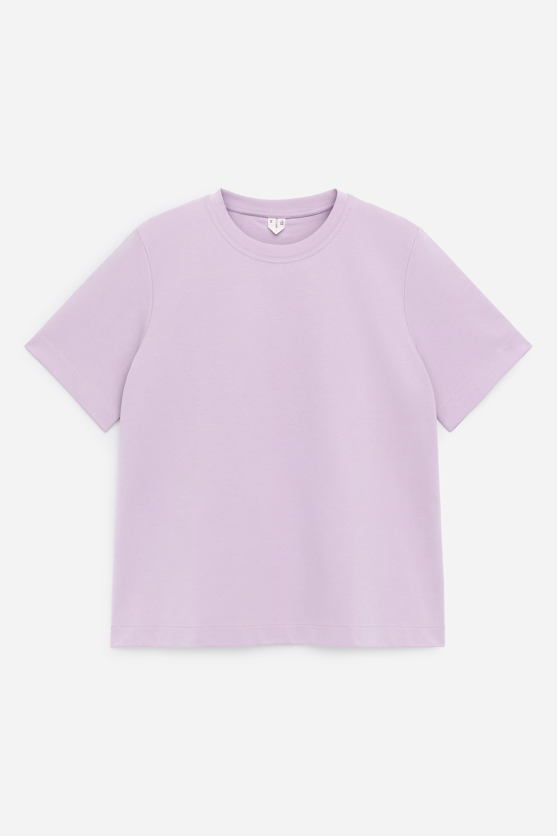 Größeres Bild ansehen: Ein lavendelfarbenes T-Shirt wird frontseitig liegend und flach präsentiert. Es zeichnet sich durch einen klassischen Rundhalsausschnitt, kurze, sauber gesäumte Ärmel, einen geraden unteren Saum und eine glatte, gleichmäßige Stoffstruktur aus.