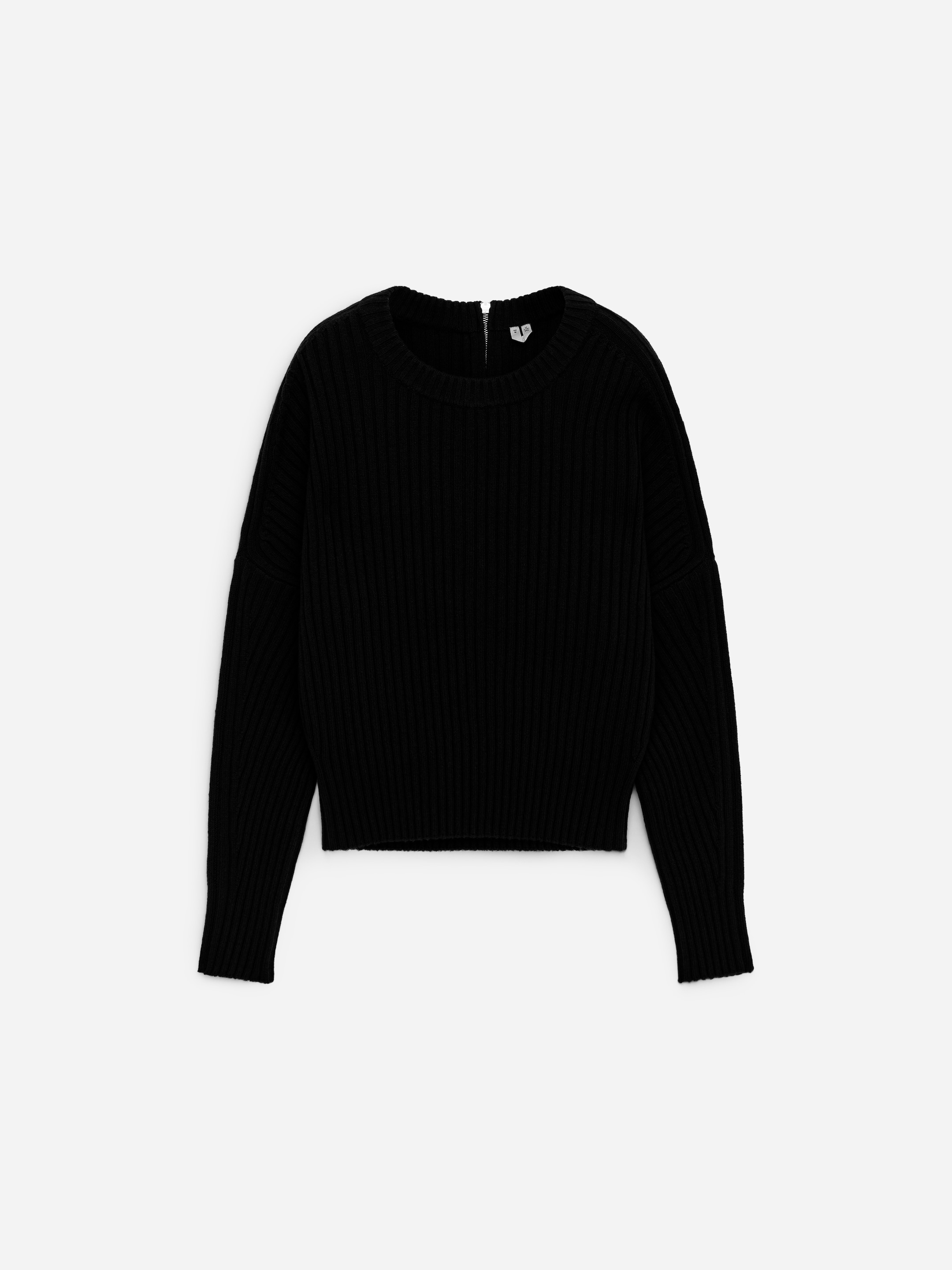 Agrandir l'image: Un pull noir en tricot côtelé est présenté de FACE, doté d'un col ras du cou et d'une fermeture éclair visible à l'arrière. Il comprend des manches longues avec des poignets côtelés et un ourlet côtelé.