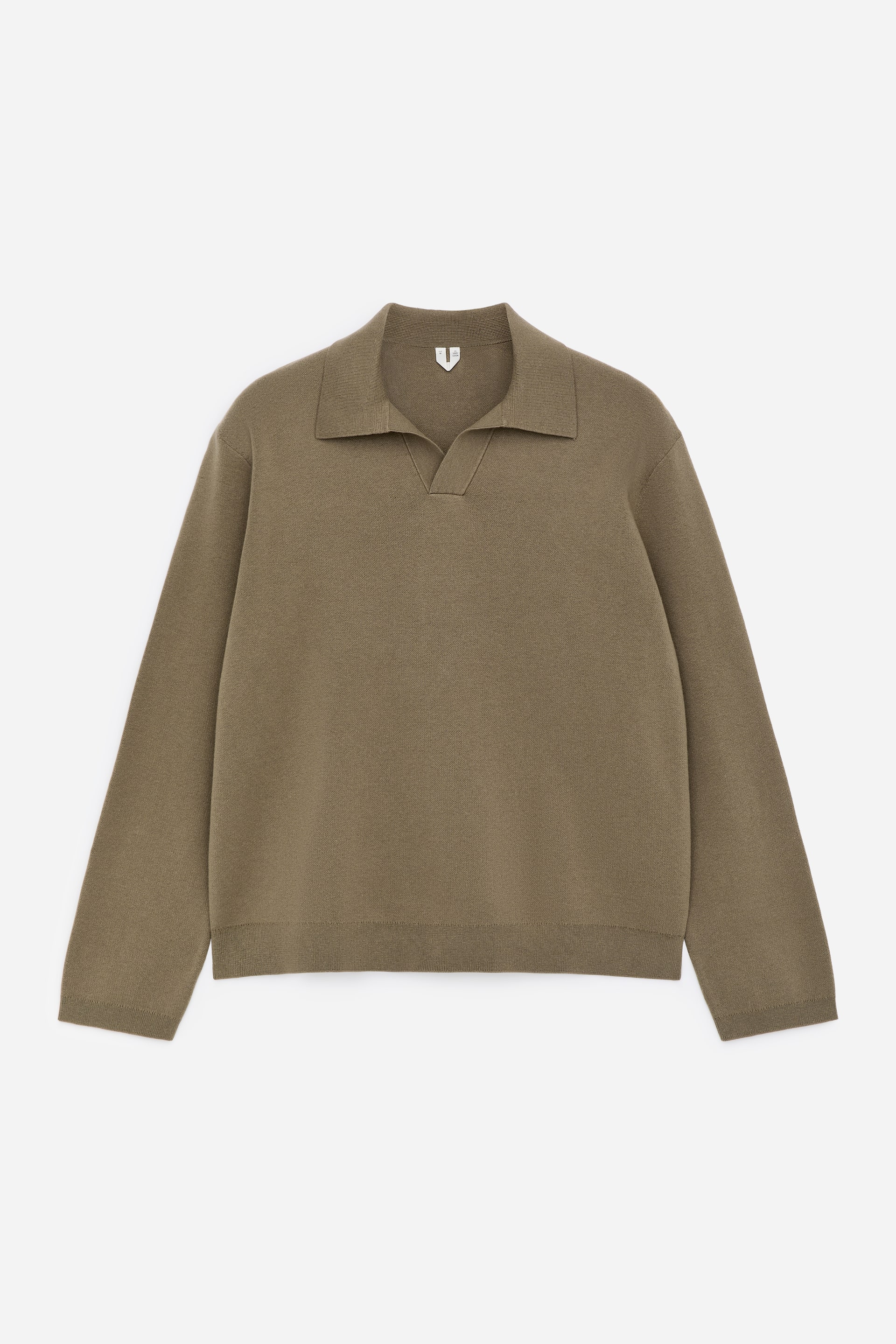 Visualizza l'immagine ingrandita: Un caldo maglione polo lavorato a maglia di colore verde oliva è rivolto FRONTE. Presenta un colletto polo aperto, uno scollo a V, maniche lunghe con polsini a coste e un orlo a coste.