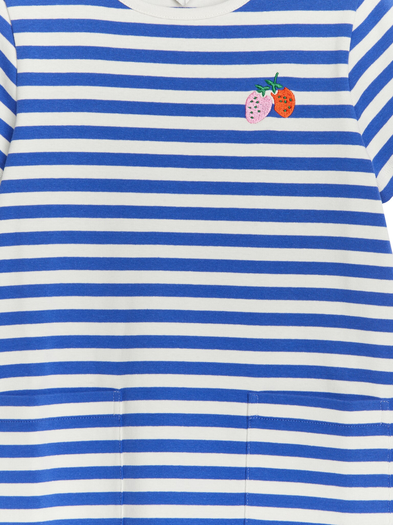 Broderad t-shirtklänning - Vit/blå - 2