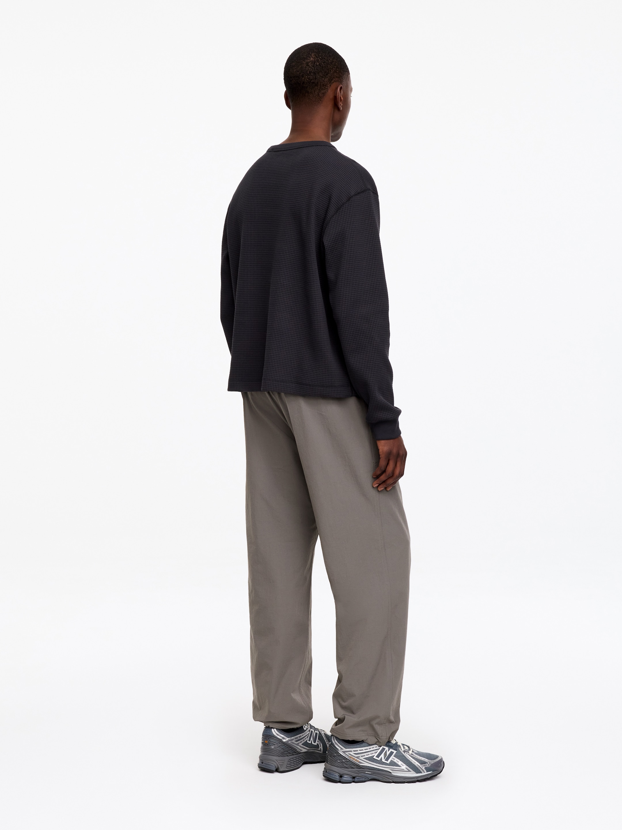 Wciągane spodnie ARKET ACTIVE - Szary - Fason swobodny - men - StillMedia/Lookbook - 2