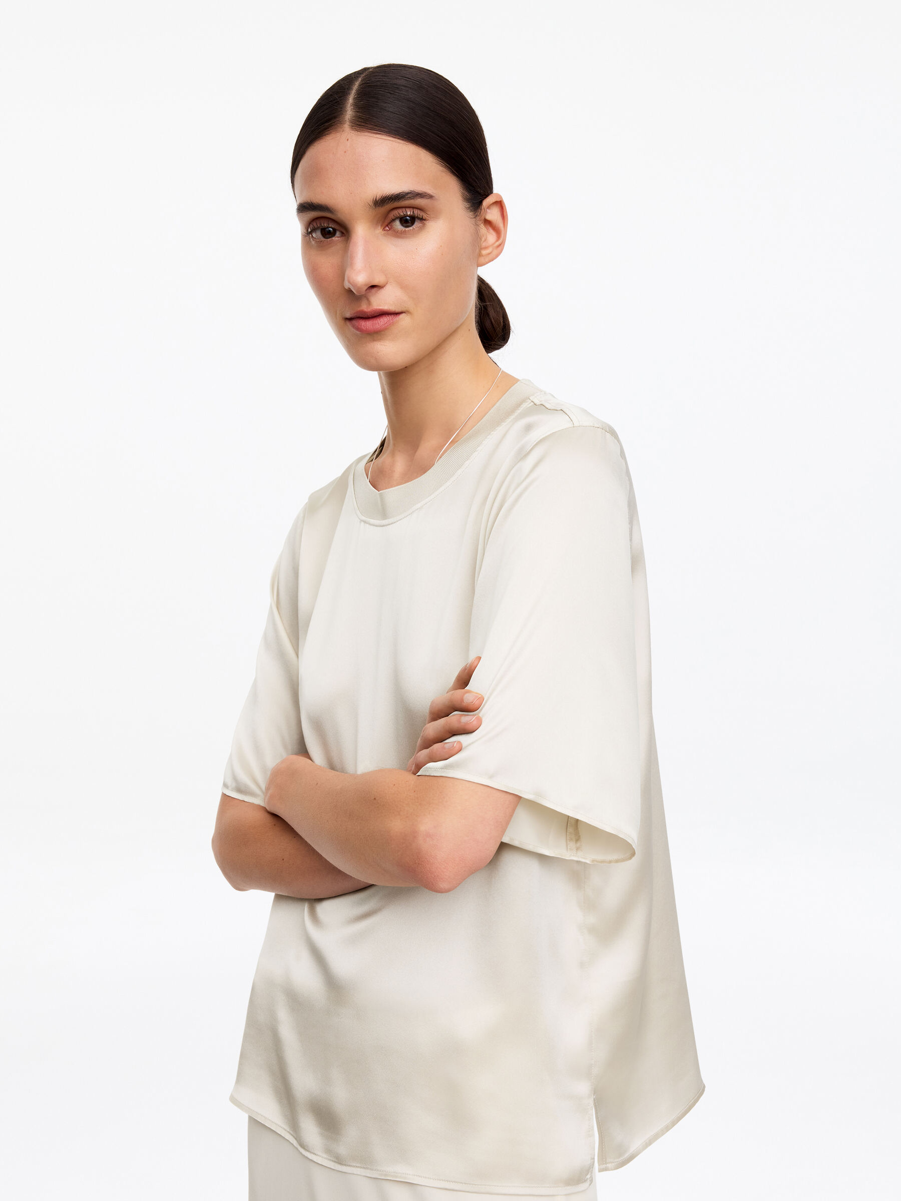 T-Shirt aus Seidensatin - Cremeweiß - Regular Fit - Women - StillMedia/Lookbook - 5