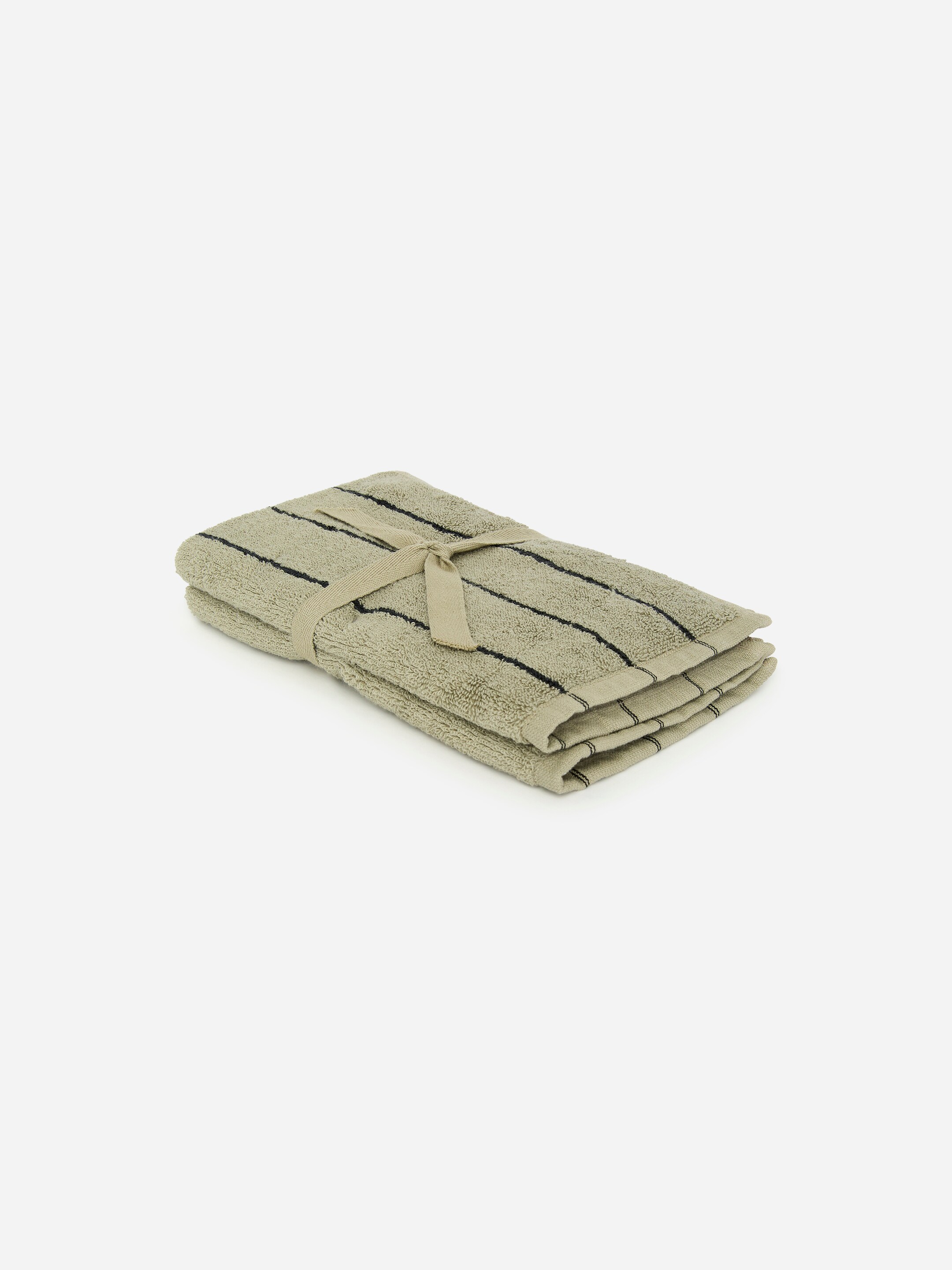 Visualizza immagine più grande: Due asciugamani verde chiaro, con strisce nere, sono piegati e impilati, e vengono legati insieme con un nastro beige che forma un fiocco in cima.