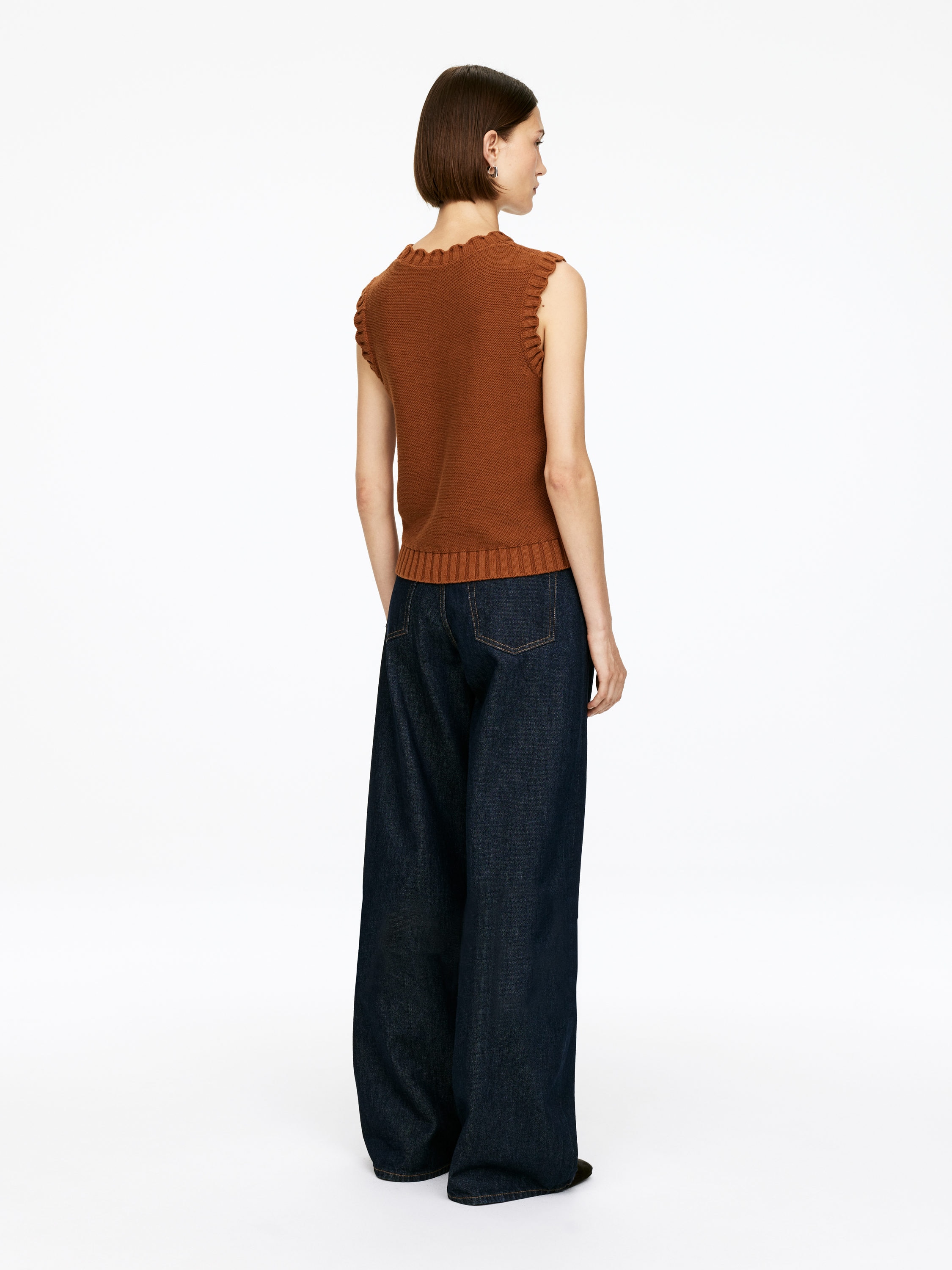 Scallop-Edge Knitted Vest - Rust - Regular fit - Women - StillMedia/Lookbook - 5
