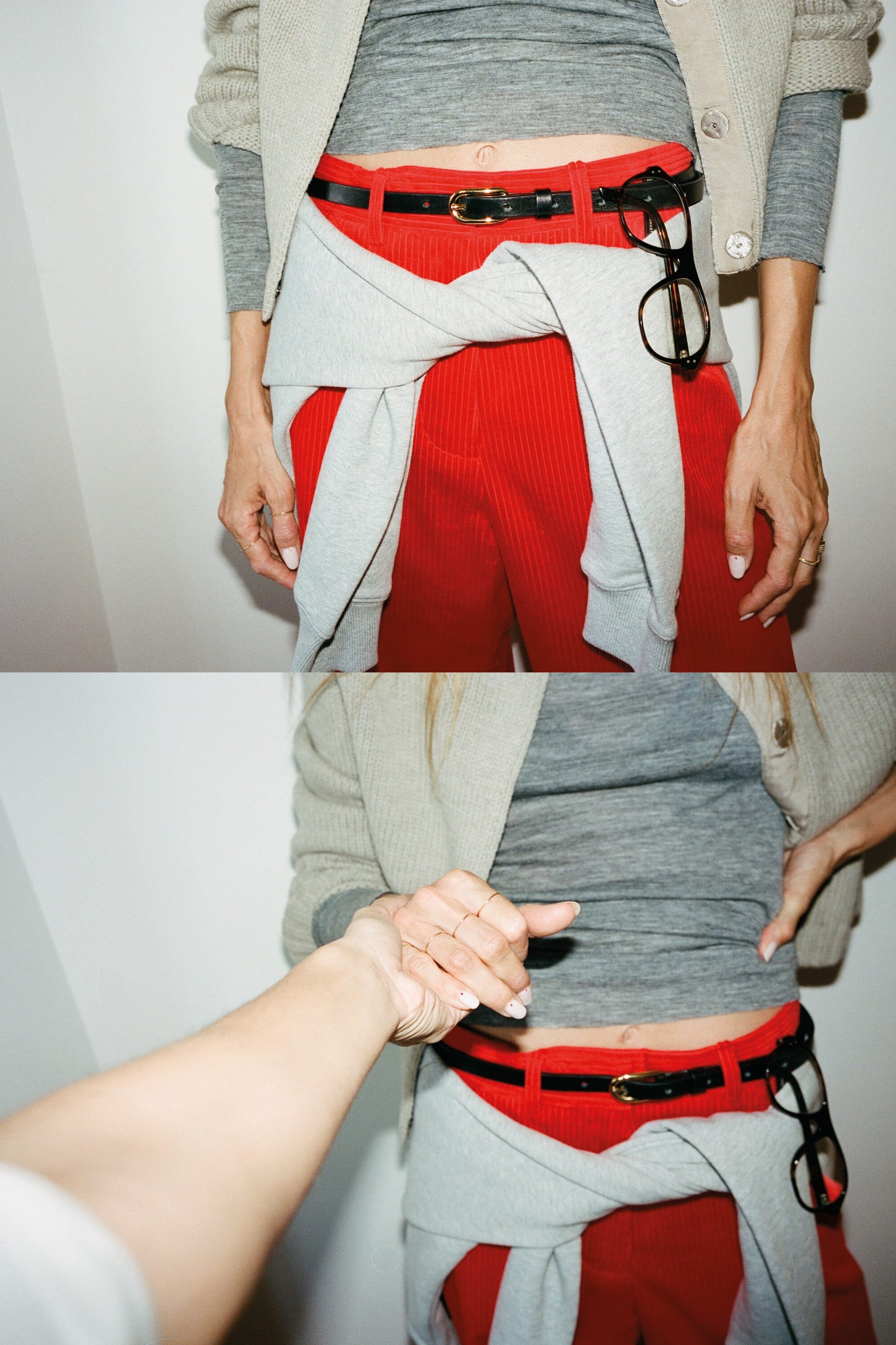 Ver imagen más grande: Vista frontal que muestra un cárdigan de lana beige superpuesto sobre un top gris de manga larga, combinado con un pantalón de pana rojo brillante y un cinturón fino de cuero negro con una hebilla ovalada dorada. Una sudadera gris está anudada a la cintura, resaltando la textura de la pana y el delicado detalle del cinturón.