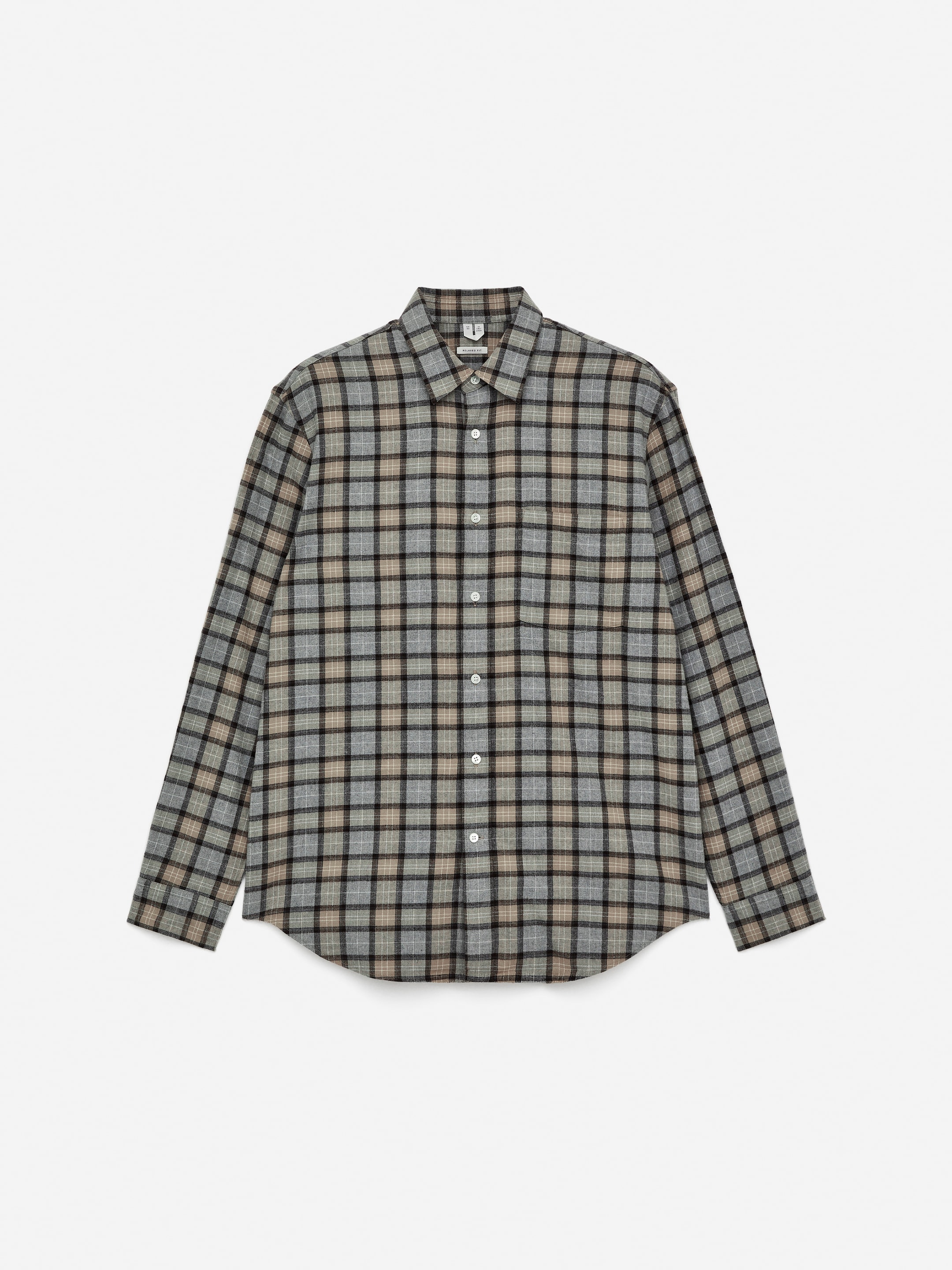 Ver imagen más grande: Se muestra una camisa de franela de algodón de FRENTE, con un patrón de cuadros en gris, negro y beige. Está diseñada con un corte relajado, un solo bolsillo en el pecho y botones de nácar.