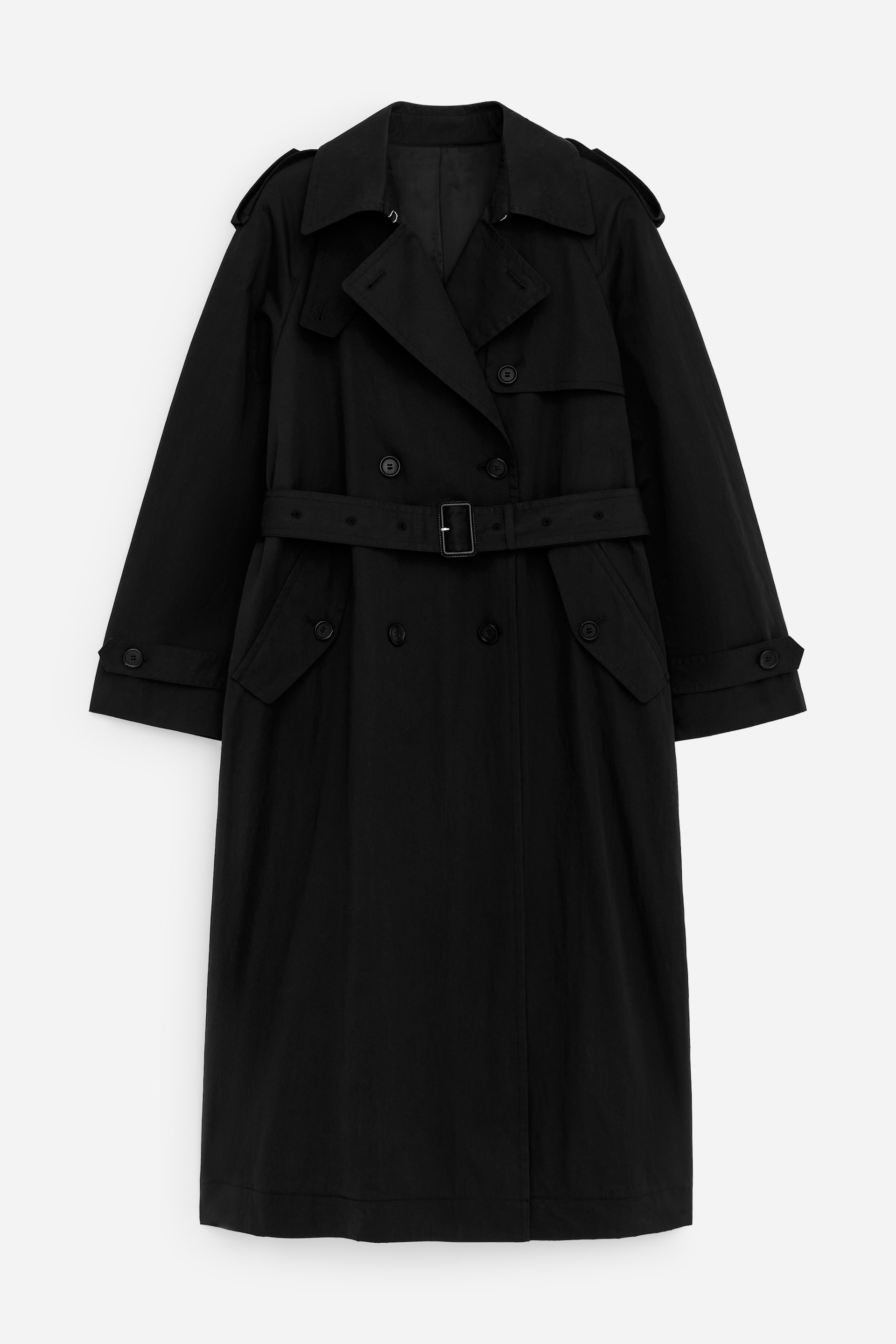 Grotere afbeelding bekijken: Een zwarte trenchcoat wordt FRONT getoond, met een oversized silhouet. Het is ontworpen met dubbelrijige zwarte knopen, revers met inkeping, schoudertabs en een bijpassende stoffen riem met een rechthoekige gesp die de taille accentueert, samen met verstelbare manchet tabs op de mouwen.