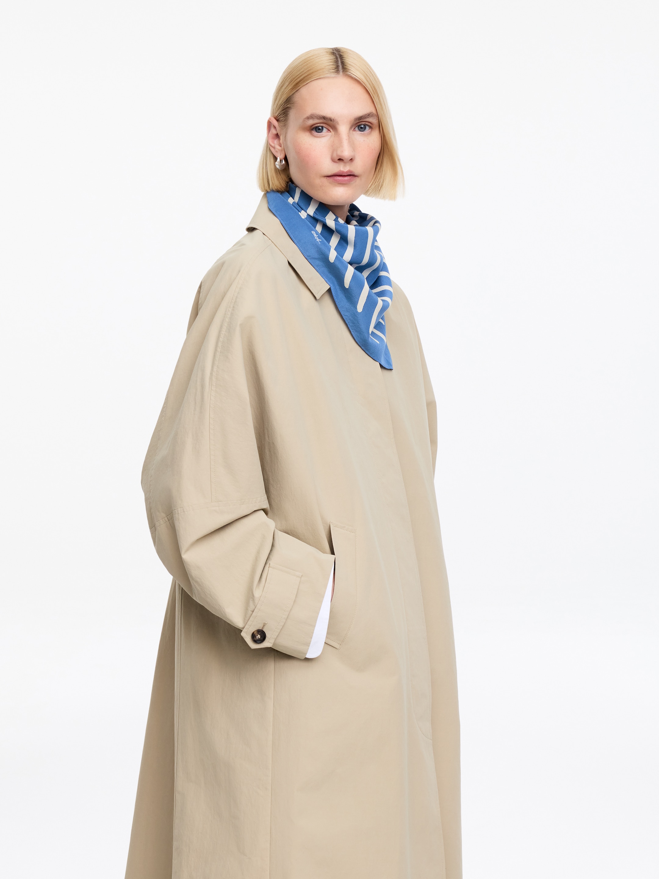 Jedwabna trójkątna apaszka - Niebieski/biały - Women - StillMedia/Lookbook - 4