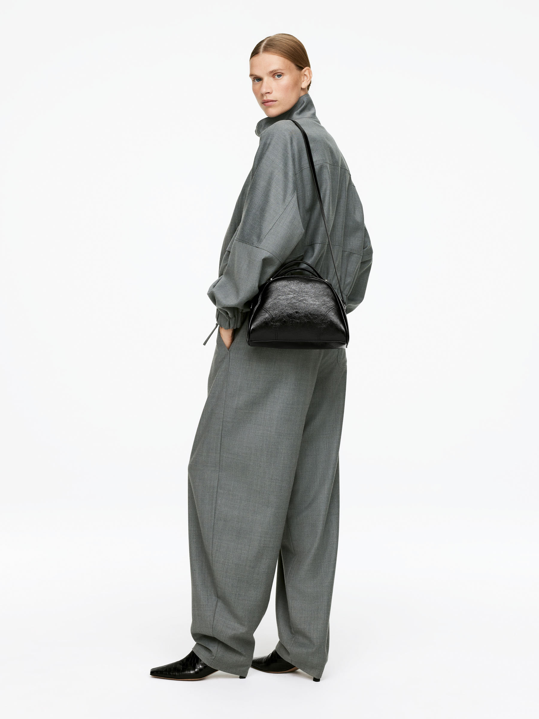 Sac à bandoulière en cuir laqué - Noir - Femme - StillMedia/Lookbook - 7