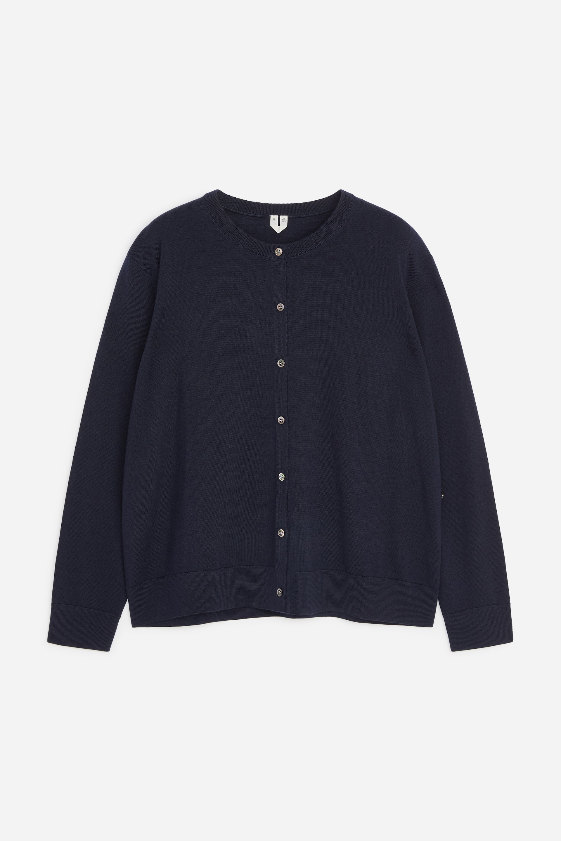 Agrandir l'image: Un cardigan bleu marine est présenté de face, avec un col rond, une fermeture boutonnée sur toute la longueur avec sept boutons ton argenté, et une texture en maille fine, lisse. Il est conçu avec des manches longues et des finitions côtelées aux poignets et à l’ourlet du bas.
