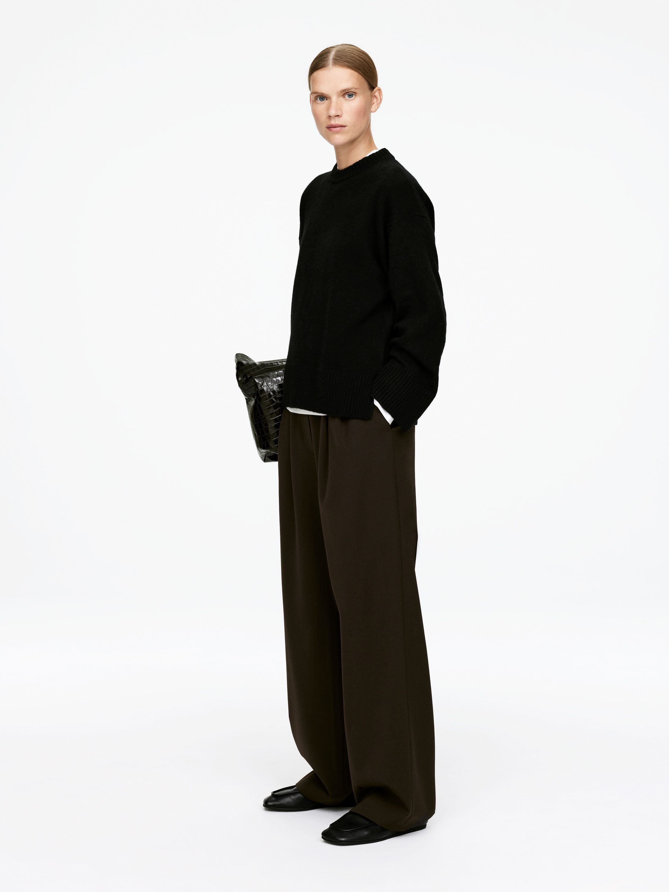 Oversized Pure Cashmere Jumper​ - Black - Relaxed fit - Women - StillMedia/Lookbook - 4