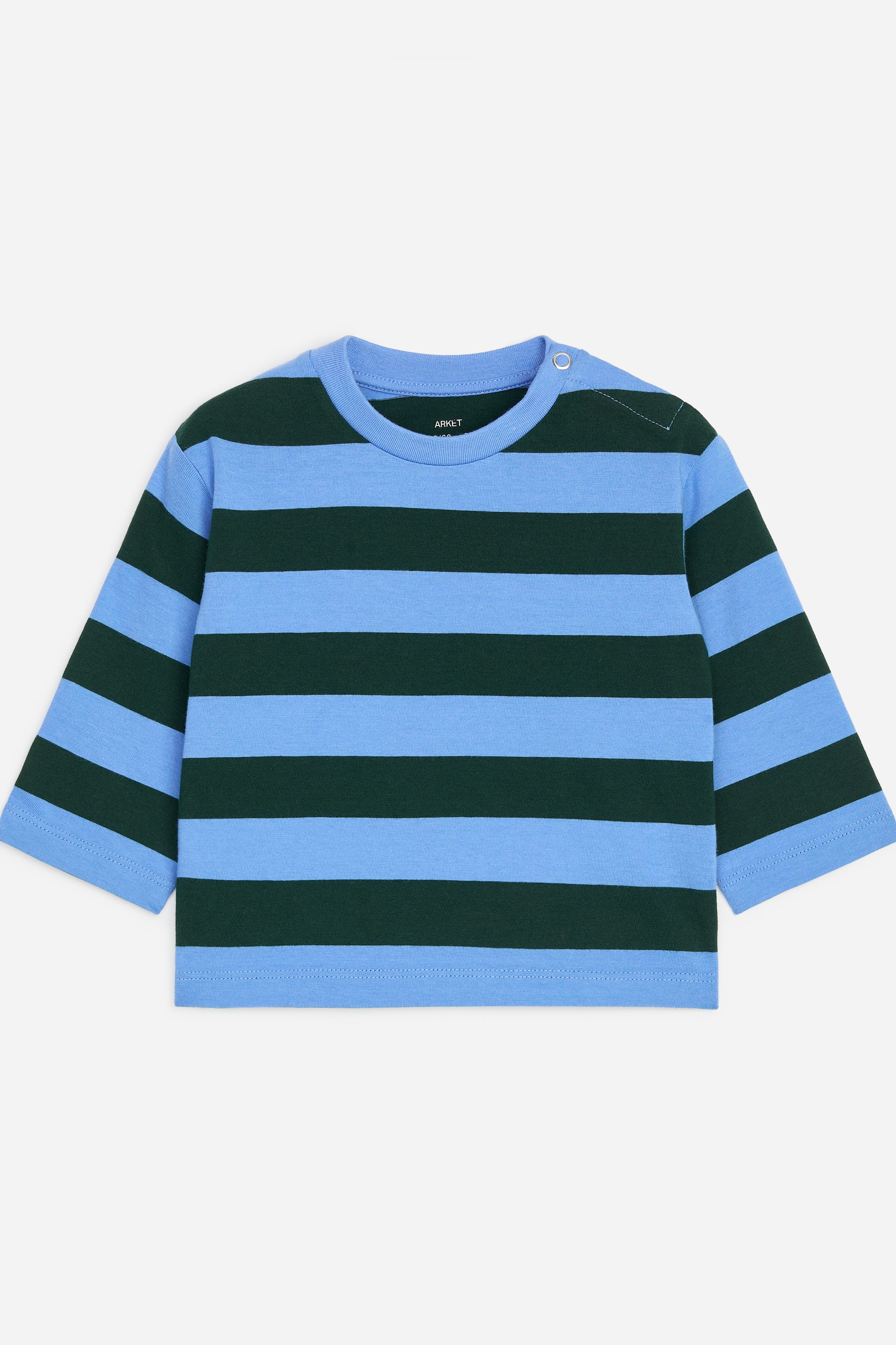 Visualizza l'immagine ingrandita: Una maglia a maniche lunghe mostra la parte anteriore, caratterizzata da righe orizzontali blu chiaro e verde scuro, un girocollo e due bottoni a pressione sulla spalla sinistra.