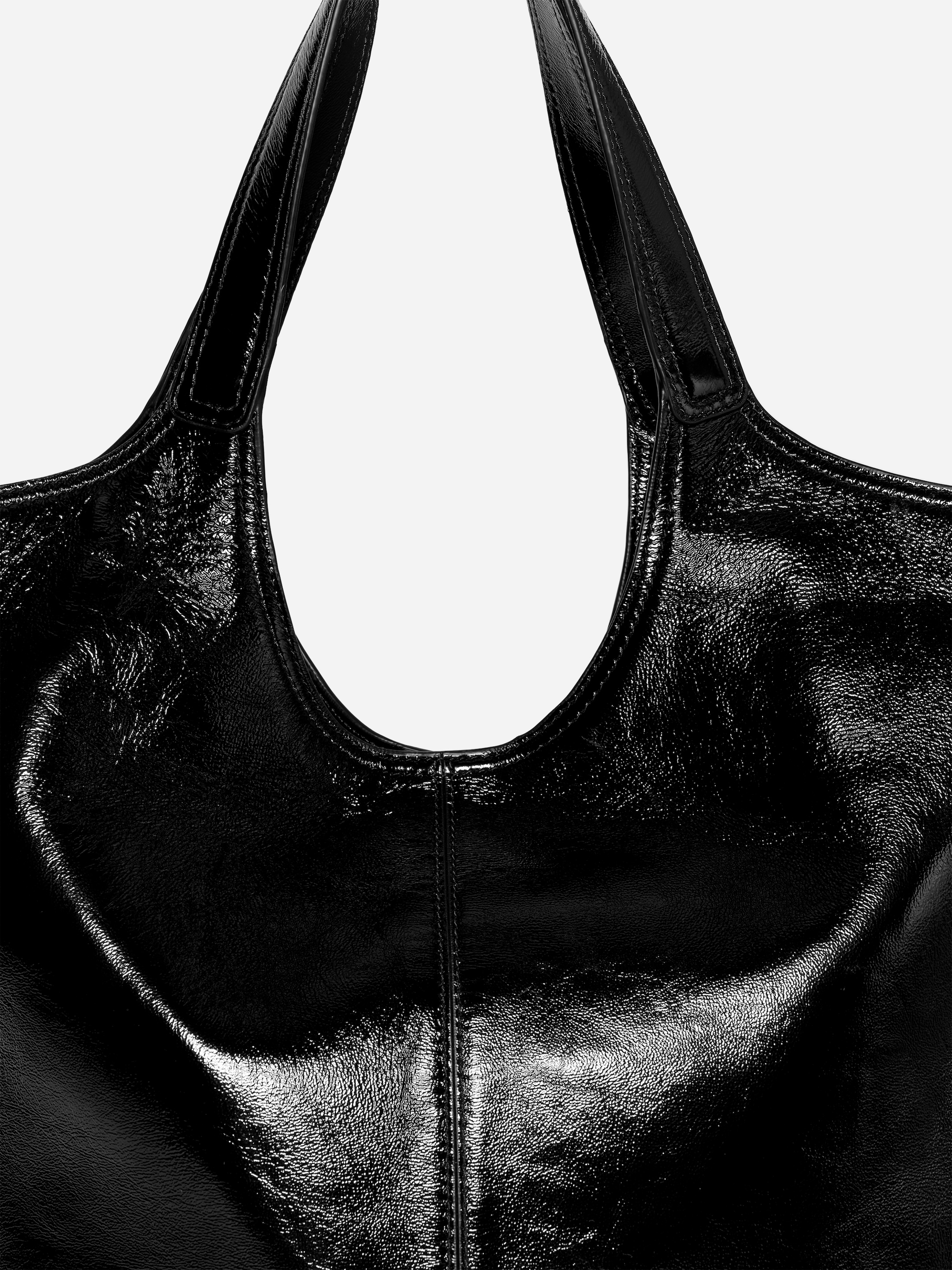 Grösseres Bild ansehen: Eine große schwarze Lackleder-Tragetasche wird von vorne präsentiert, wobei ihr glänzendes Finish und eine zentrale vertikale Naht zur Geltung kommen. Ihre beiden Griffe biegen sich von der Oberseite der Tasche nach oben.