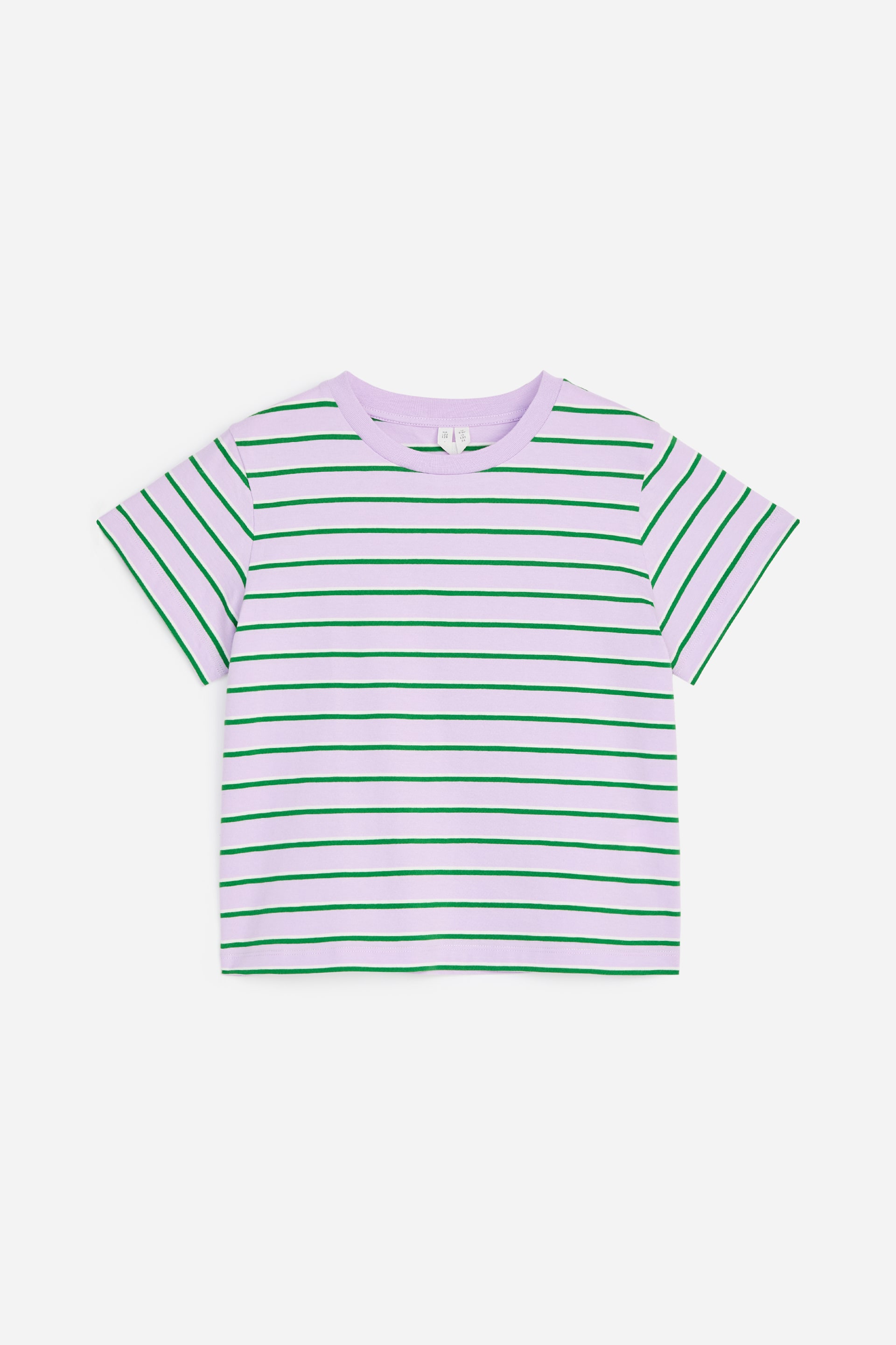 Größeres Bild ansehen: Ein glattes T-Shirt ist von vorne zu sehen und präsentiert sich in einem hellen Lila mit horizontalen grünen Streifen. Es ist für eine weite Passform mit leicht überschnittenen Schultern geschnitten und mit einem gerippten Rundhalsausschnitt versehen.