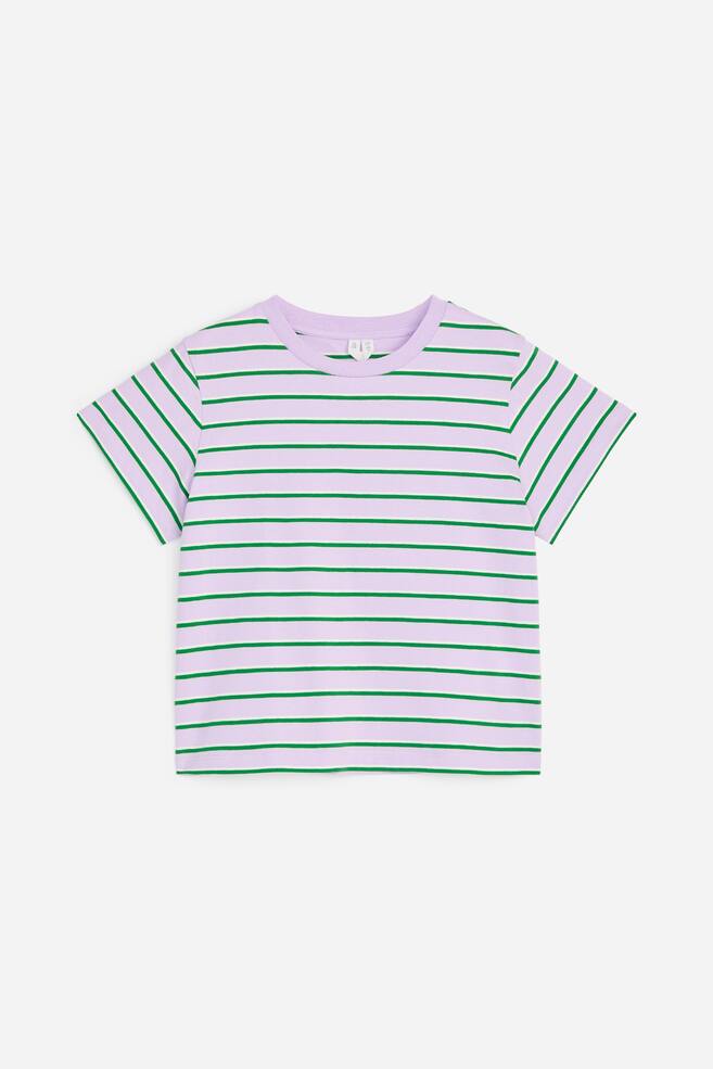 Szeroki T-shirt - Liliowy/Zielony/Czerwony/Biały - 1