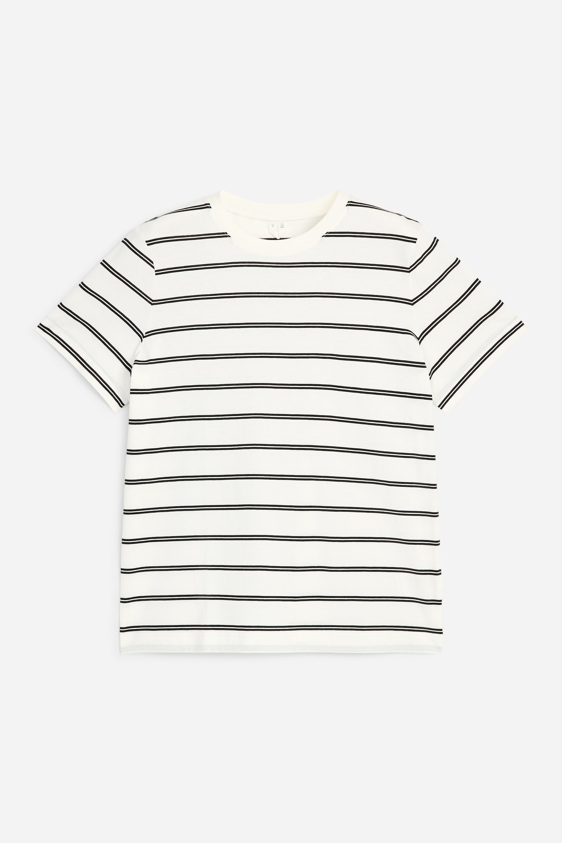 Agrandir l'image: Un T-shirt blanc cassé avec des rayures horizontales noires expose son devant, avec un col rond côtelé et des manches courtes.