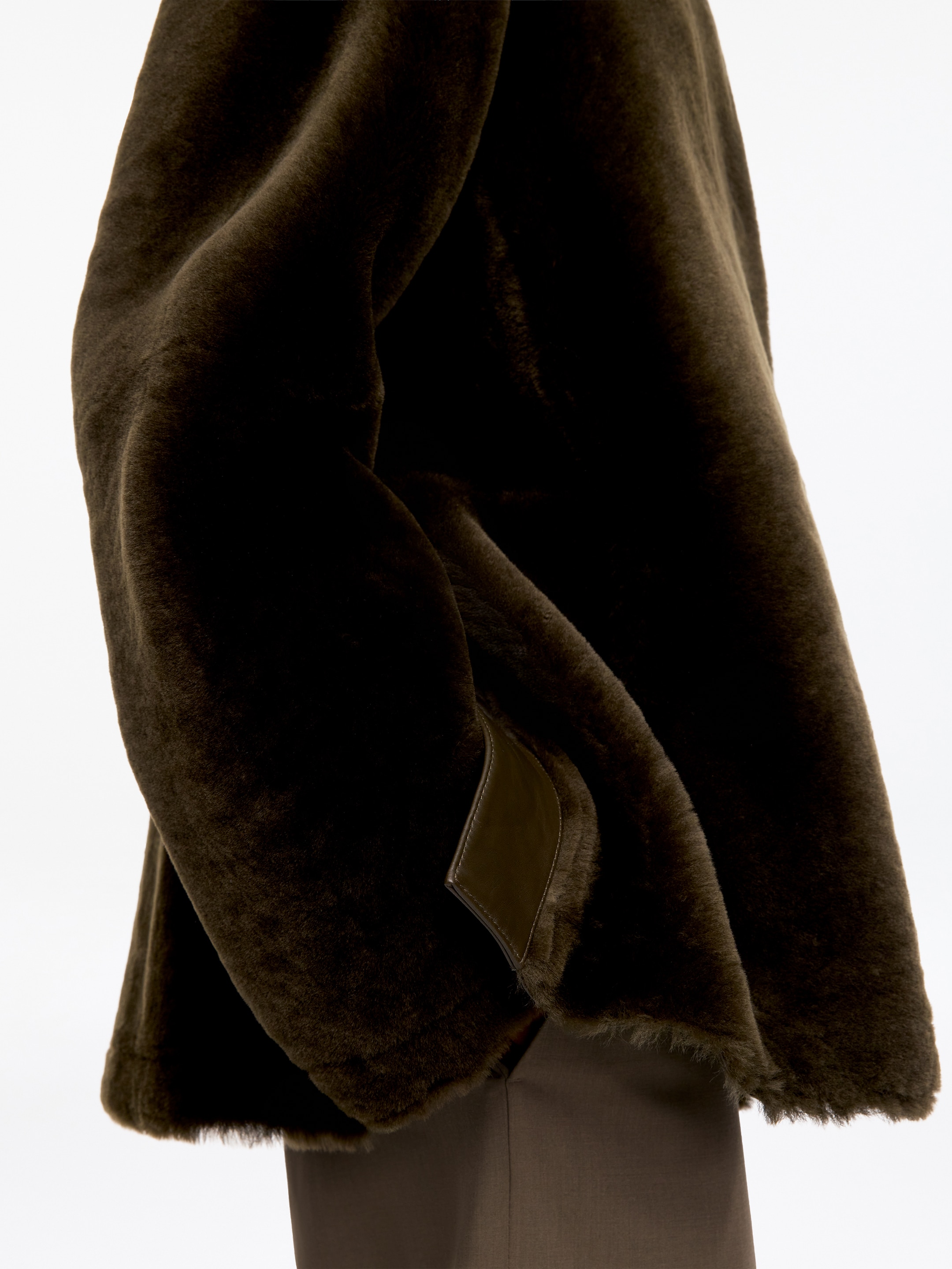 Cappotto in shearling dalla vestibilità rilassata - Verde scuro - Relaxed fit - women - StillMedia/Lookbook - 5