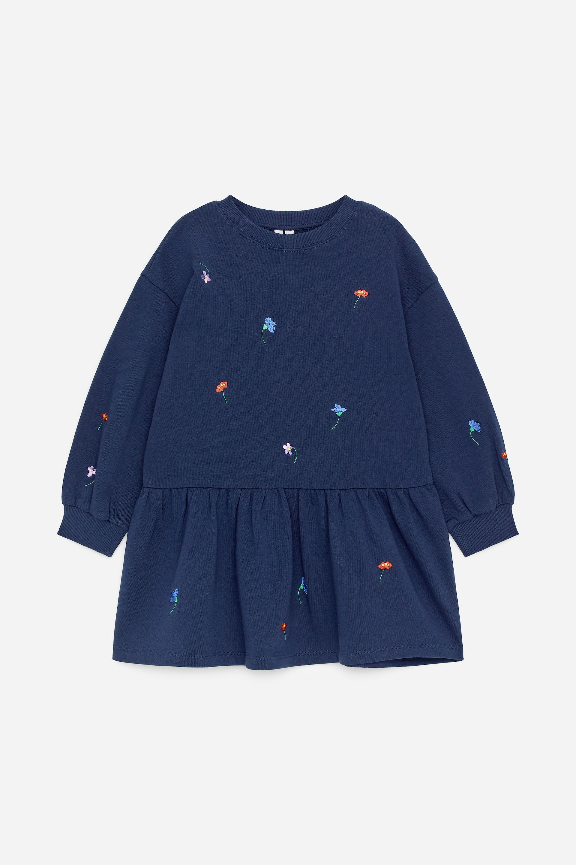 Vezi imaginea mai mare: Rochie-hanorac oversized din terry moale de bumbac, prezentată din față, în bleumarin, cu broderie florală colorată împrăștiată. Are umeri căzuți, guler rotund reiat și adunături sub talie, iar mânecile lungi se termină cu manșete reiate.