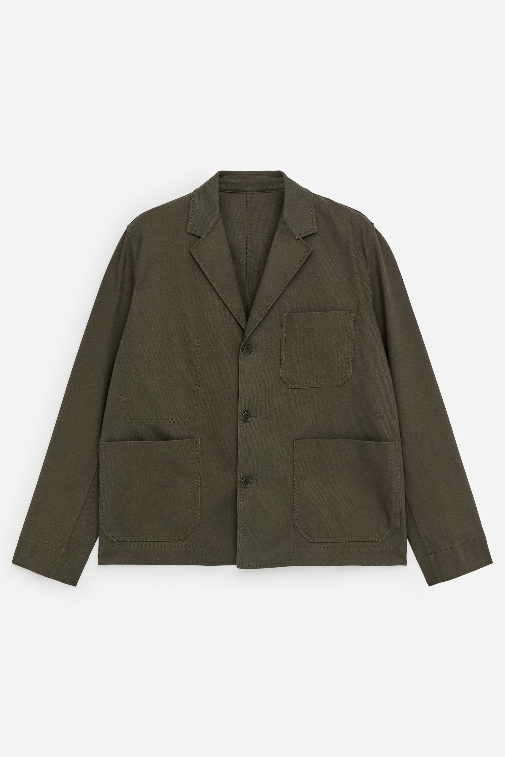 Se større billede: En mørk olivengrøn blazer præsenteres forfra, med en afslappet pasform, notch-revers og en enkeltradet front med tre synlige knapper. Den har en brystlomme og to større lommer foran nederst.