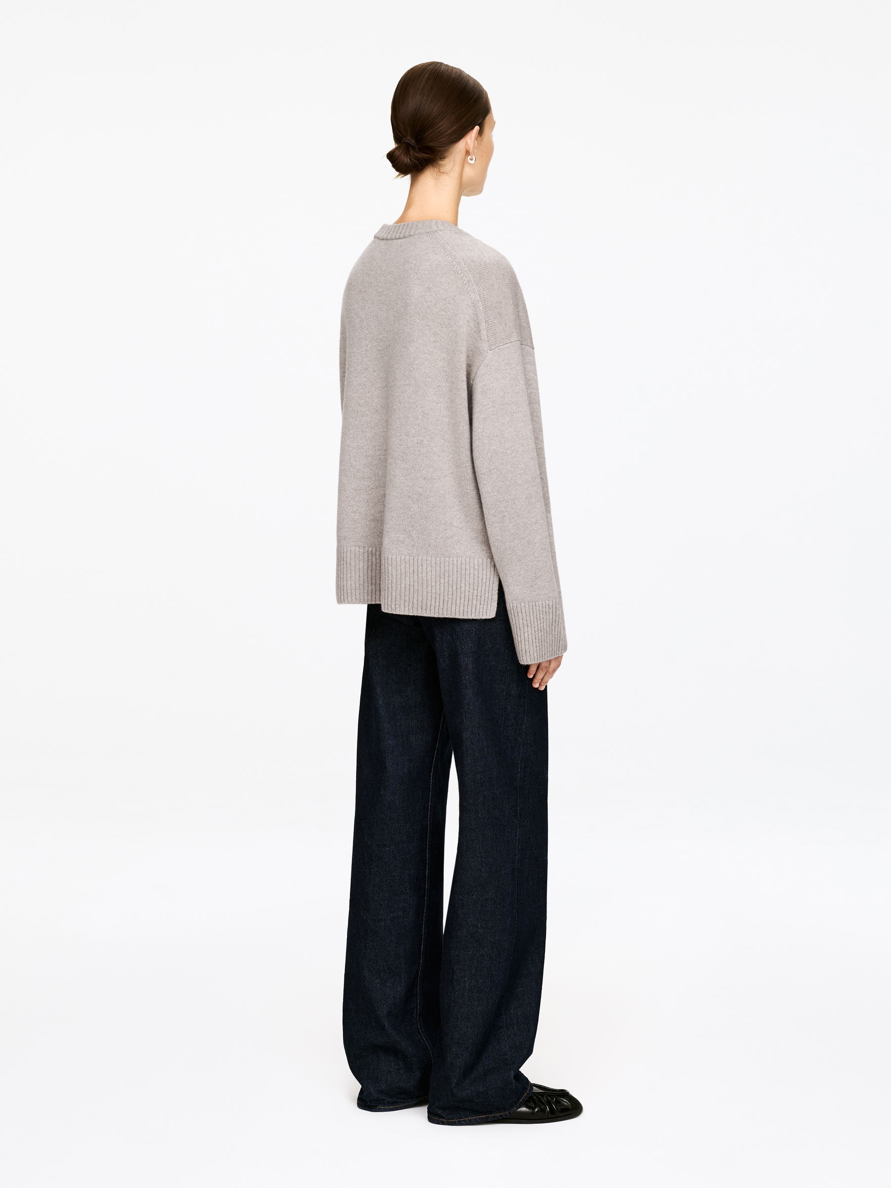 Oversized Pure Cashmere Jumper​ - Light Mole - Relaxed fit - Women - StillMedia/Lookbook - 3