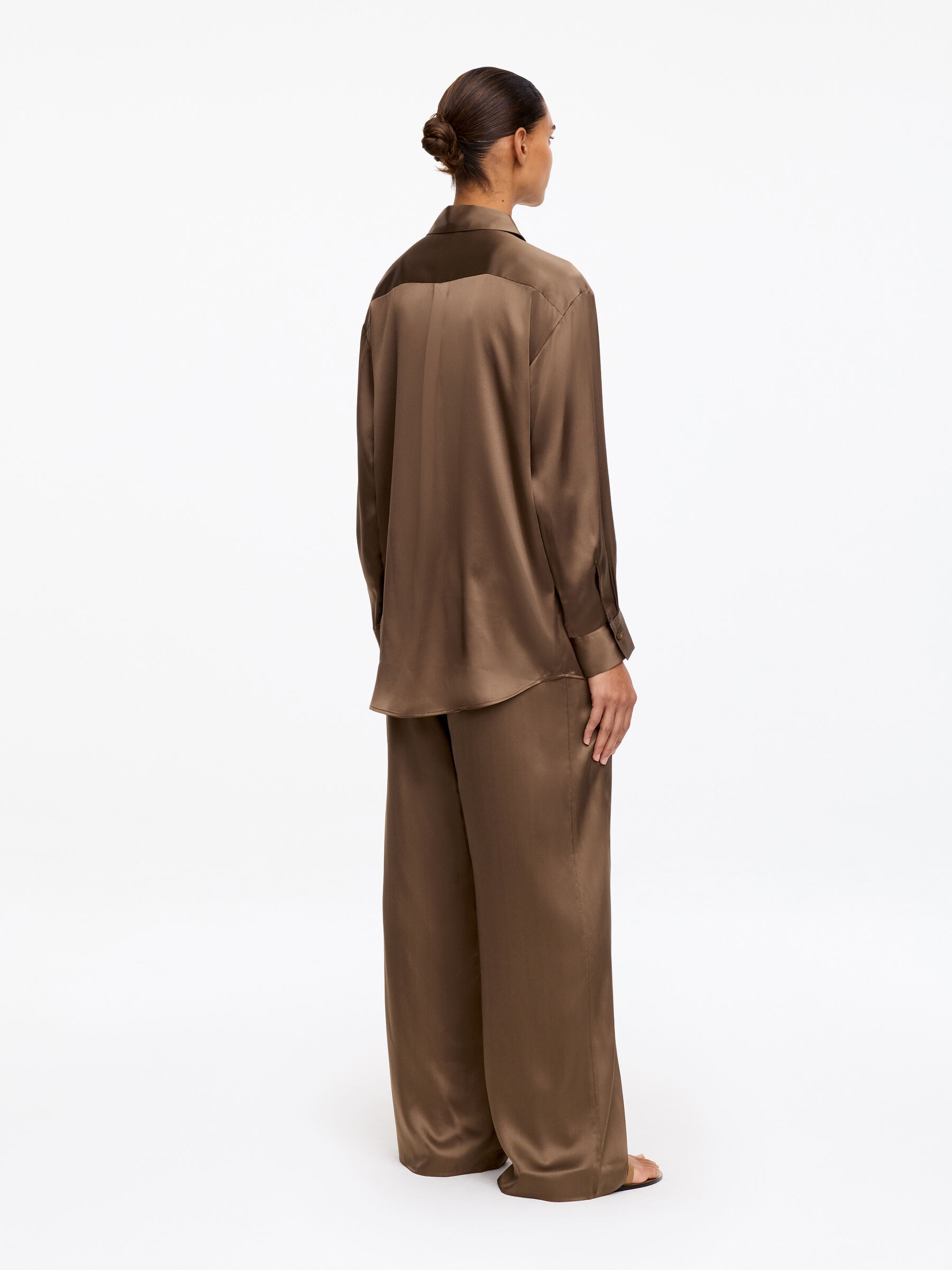 Hemd aus Seidensatin - Taupe - Regular Fit - Damen - StillMedia/Lookbook - 4