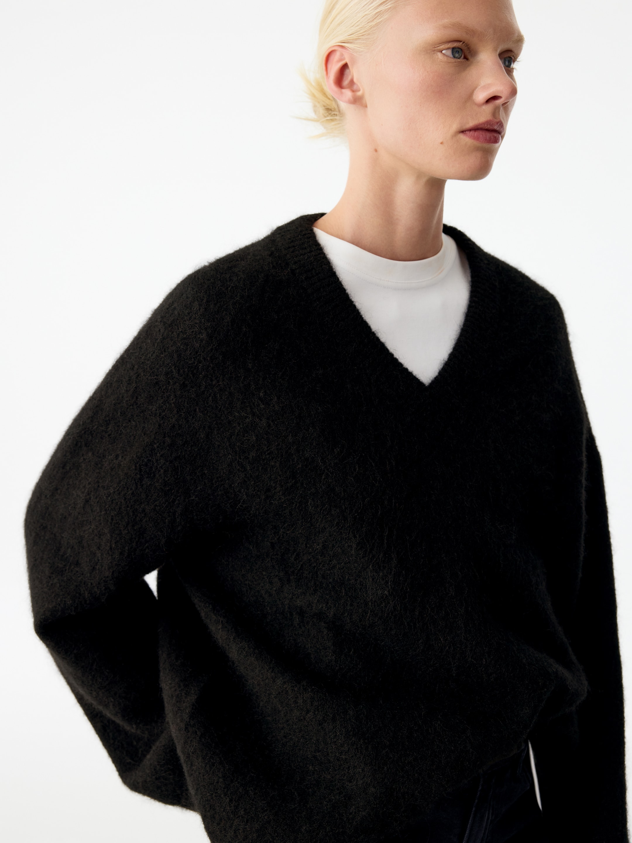 Alpaca-Wool Blend V-Neck Jumper - Black - Loose fit - women - StillMedia/Lookbook - 15
