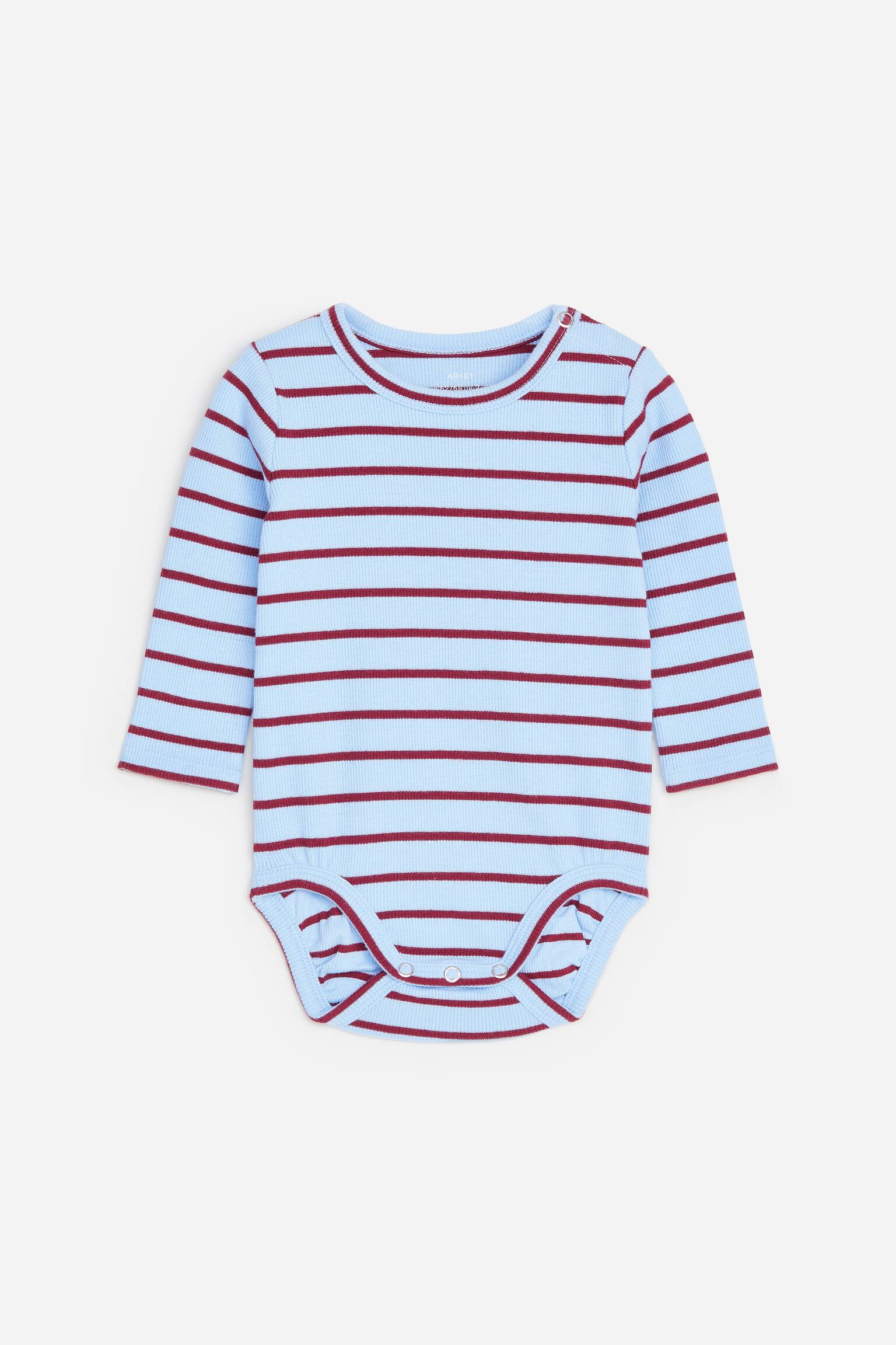 Un body Ã  manches longues pour bÃ©bÃ© est prÃ©sentÃ© de face, avec un motif Ã  rayures horizontales bleu clair et bordeaux sur un tissu en maille cÃ´telÃ©e. Le modÃ¨le affiche un col rond avec un bouton-pression Ã  l'Ã©paule et une fermeture Ã  trois boutons-pression Ã  l'entrejambe.