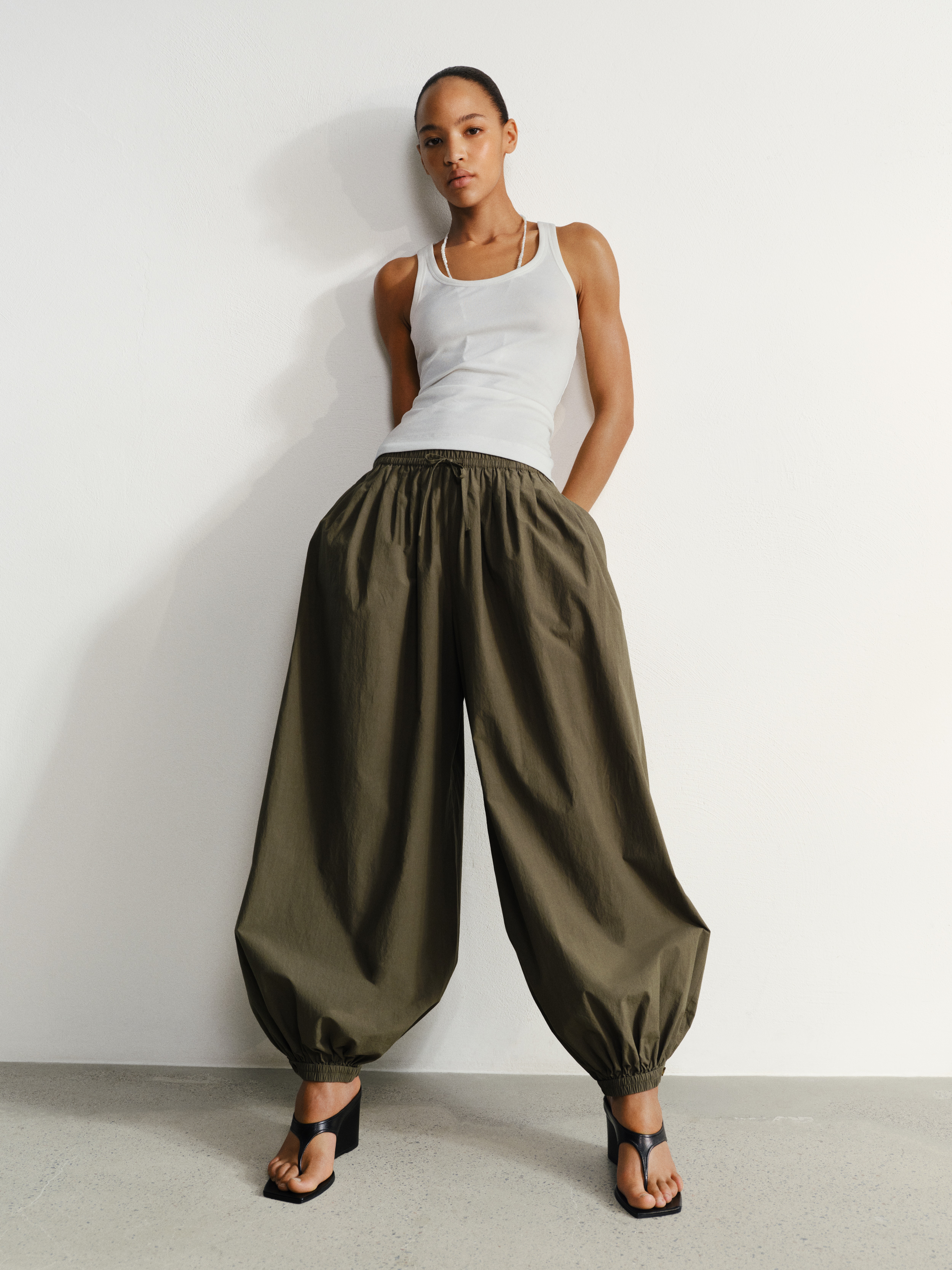 Balloon Cotton Trousers – Khaki Green – Women – ARKET NL