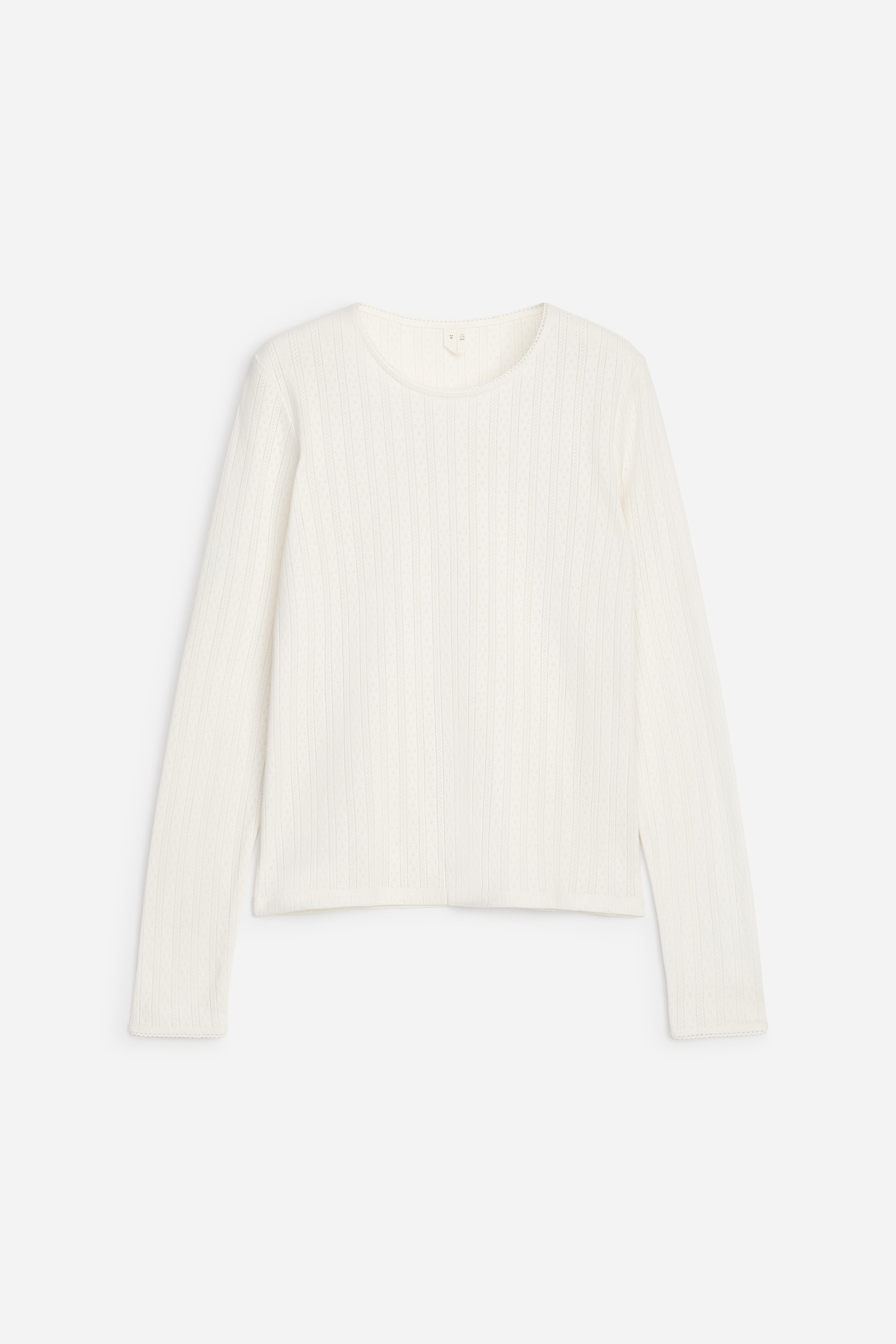 O bluzÄ cu mÃ¢neci lungi, de culoare alb-deschis, este prezentatÄ din faÈÄ, evidenÈiind un model delicat de tricot pointelle pe verticalÄ. Bluza are un decolteu rotund Èi margini discrete festonate la decolteu, manÈete Èi tiv.