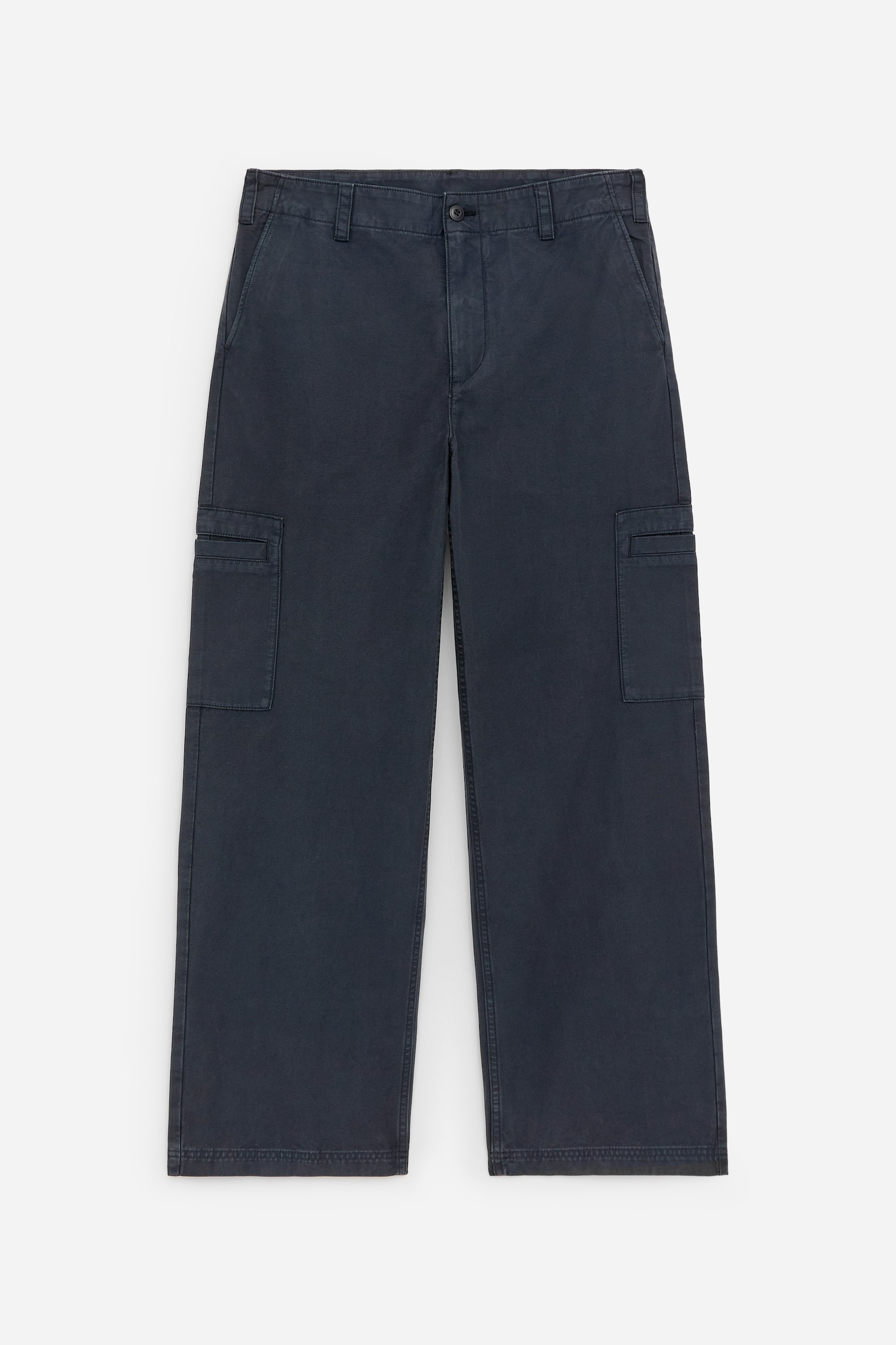 Agrandir l'image: Les pantalons en coton bleu foncé sont présentés de face, arborant un design de vêtements de travail, une fermeture à bouton et une braguette zippée à la taille. Ils affichent également des poches latérales inclinées et une poche plaquée rectangulaire sur chaque jambe, conçus avec une coupe décontractée.